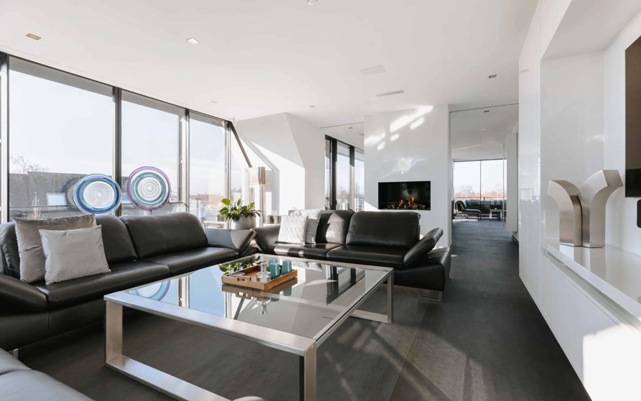 De moderne woonkamer in de woning