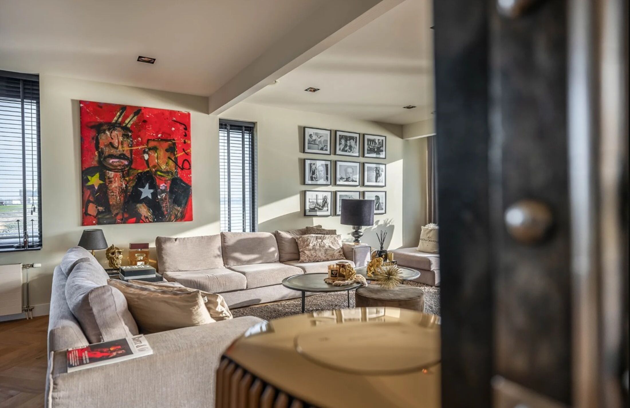 De woonkamer met kunstobjecten