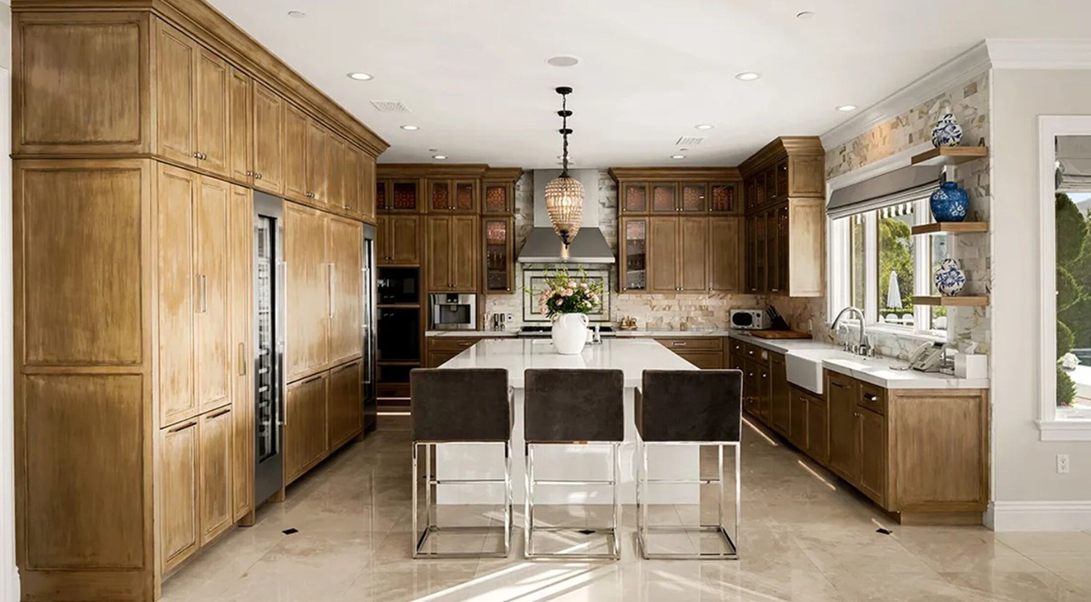 De keuken met kookeiland