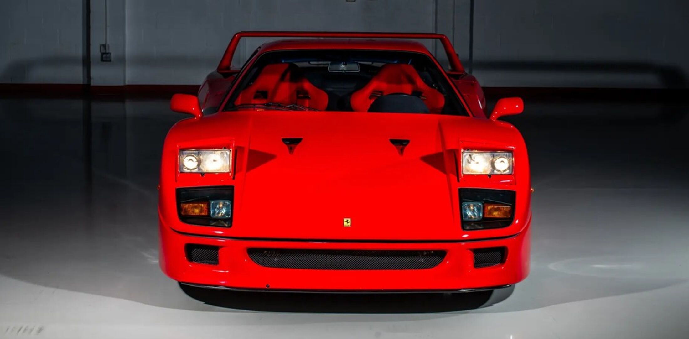 De voorkant van de sportwagen