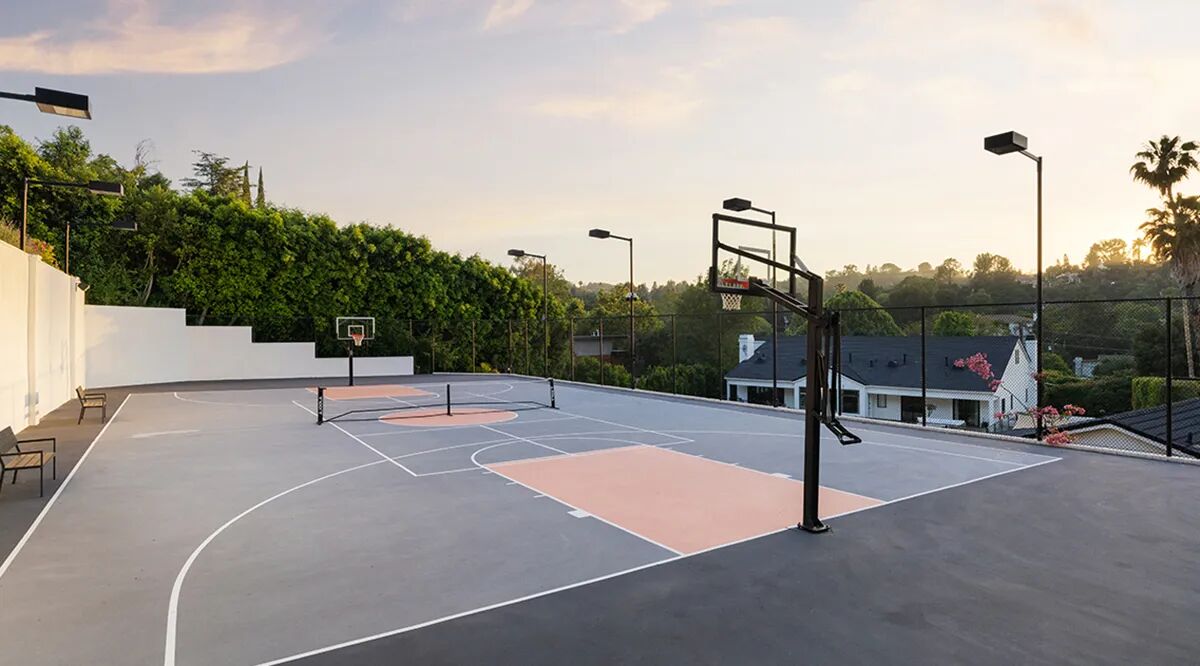 Het basketbalveldje bij de villa van Meghan Trainor
