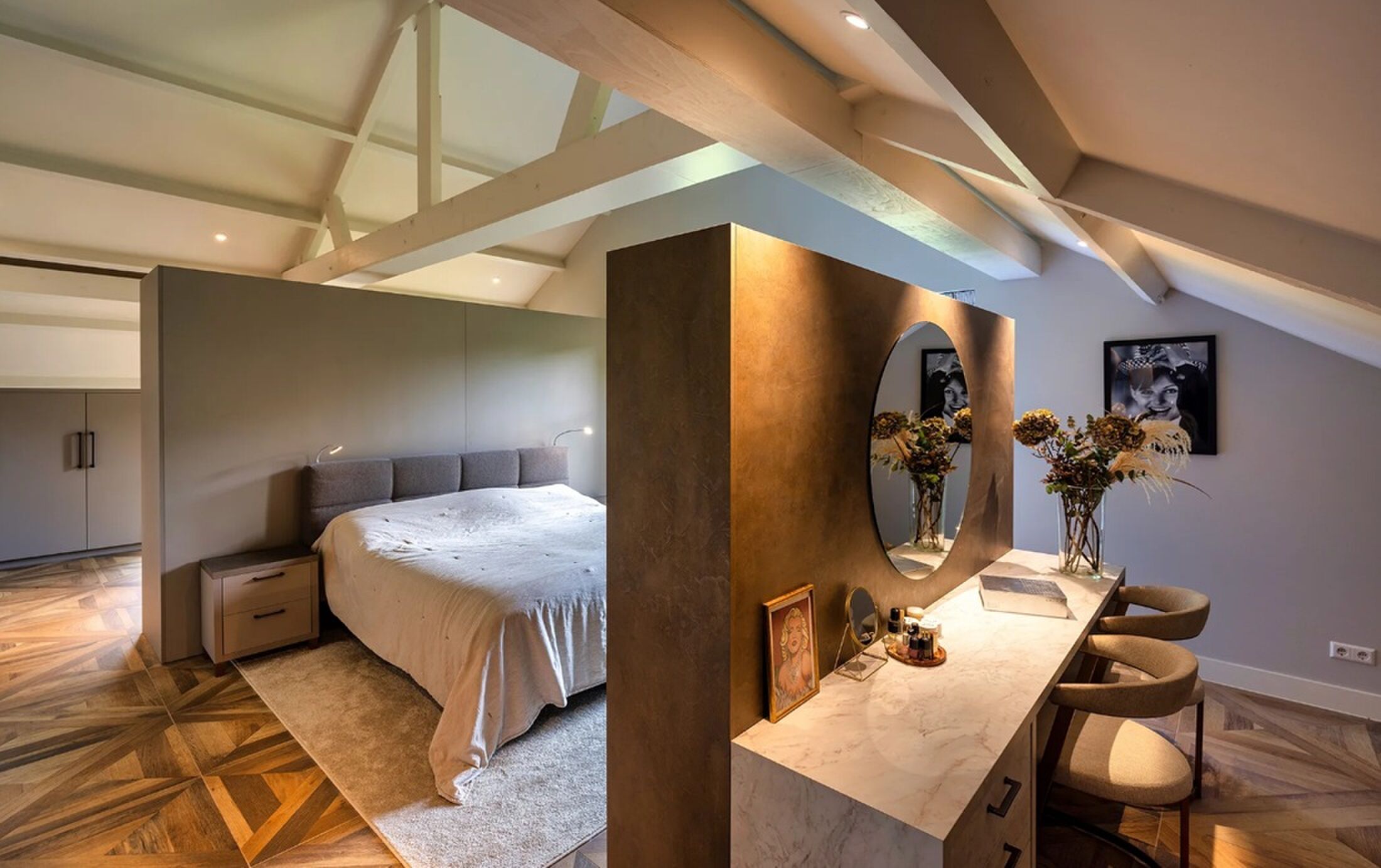 De slaapkamer met en suite badkamer