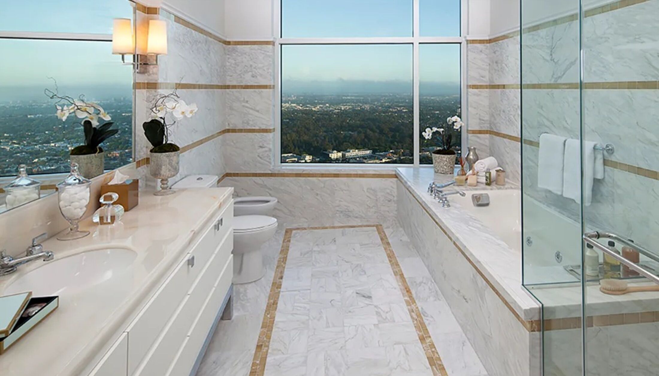 De badkamer met gouden accenten