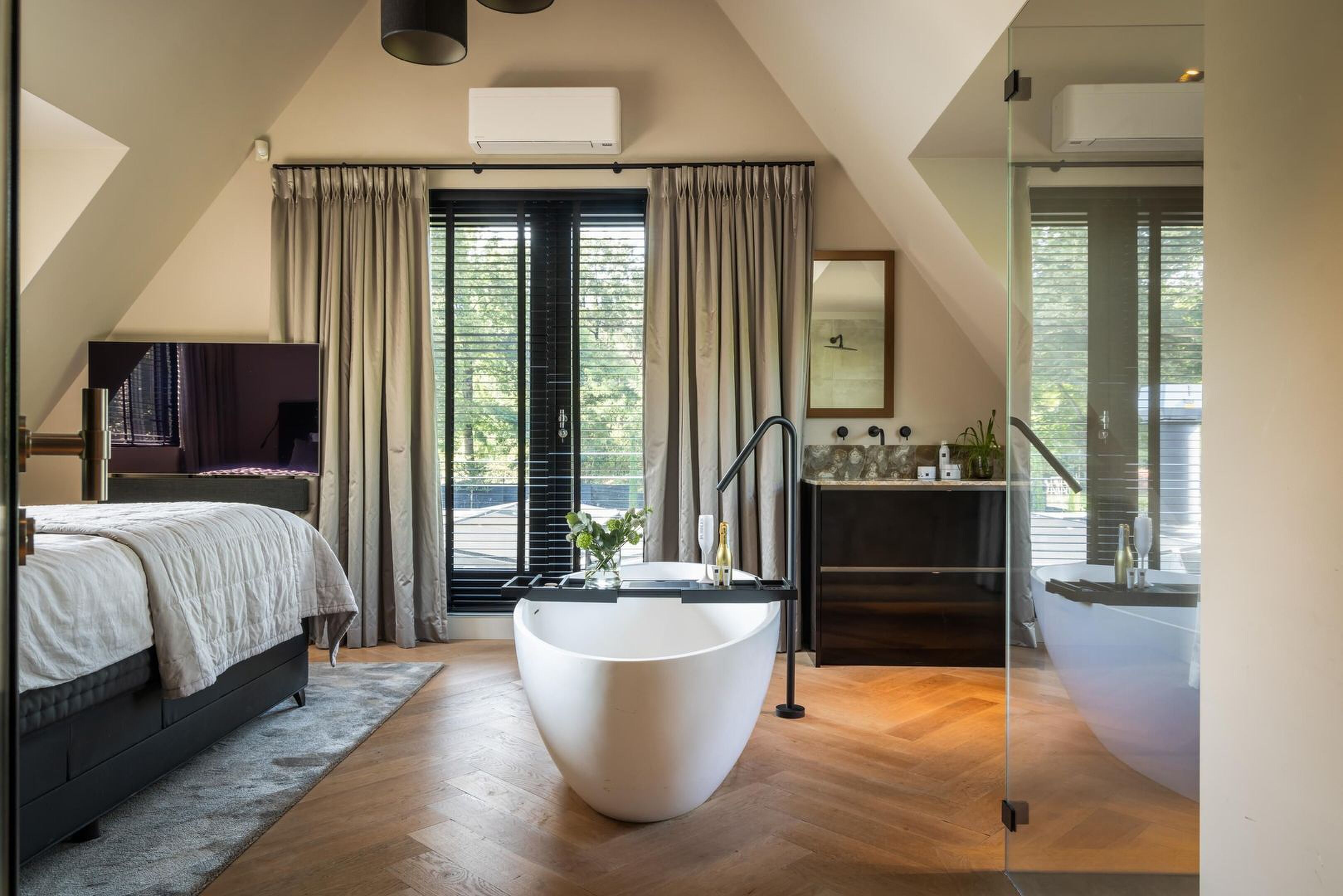 De slaapkamer met en suite badkamer