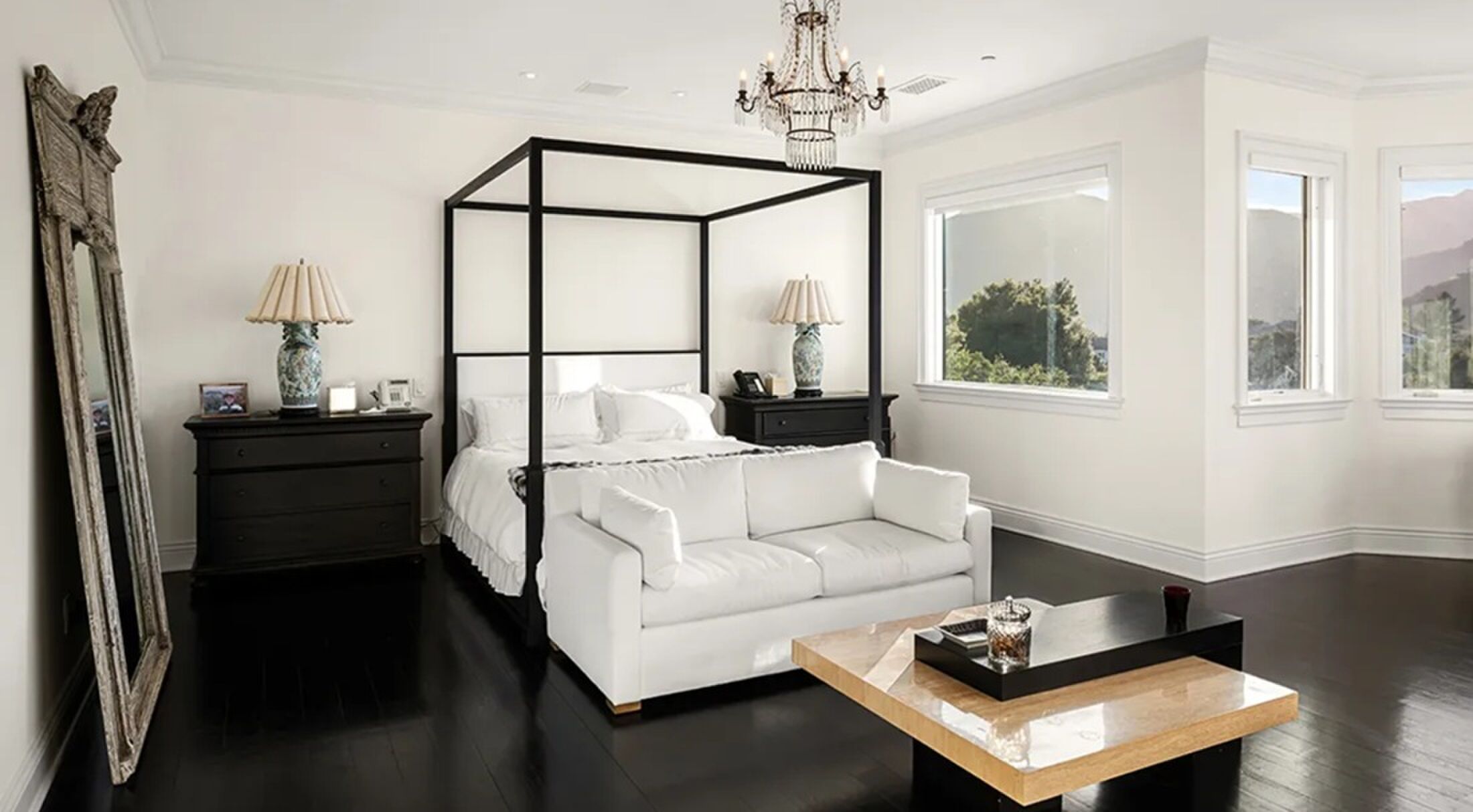 De luxueuze slaapkamer met kingsize bed