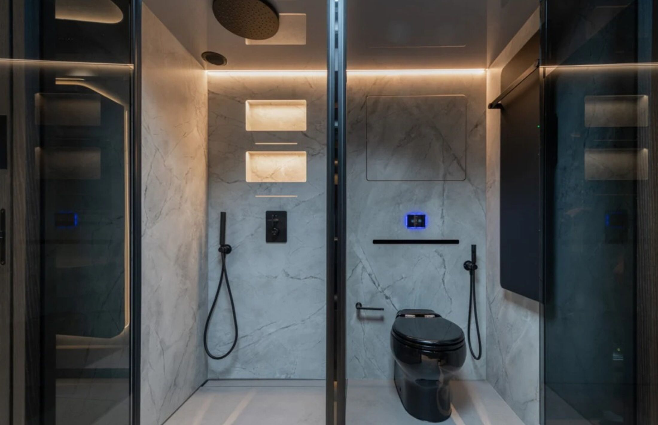 De badkamer met marmeren wanden