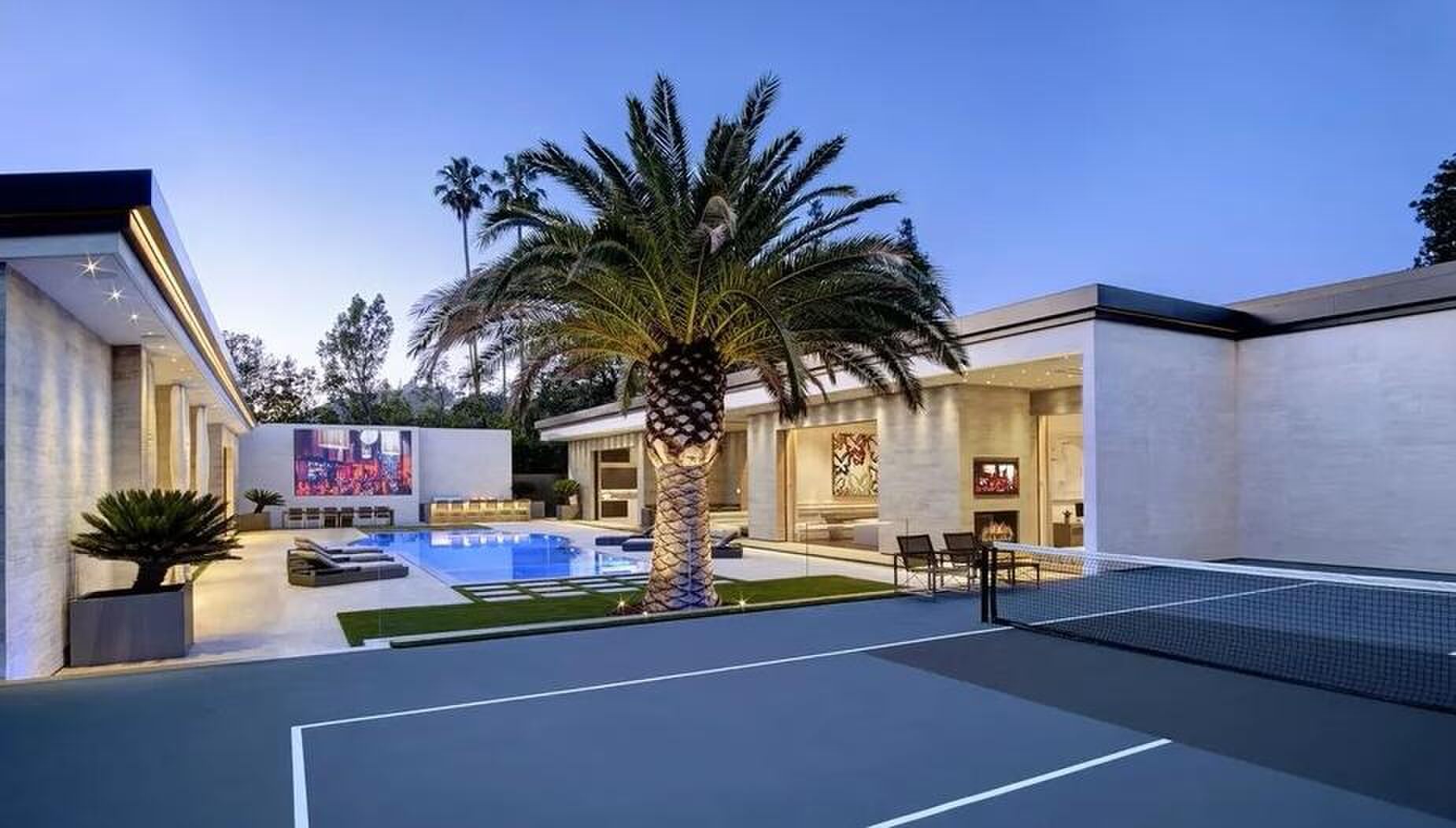 De tennisbaan en het zwembad