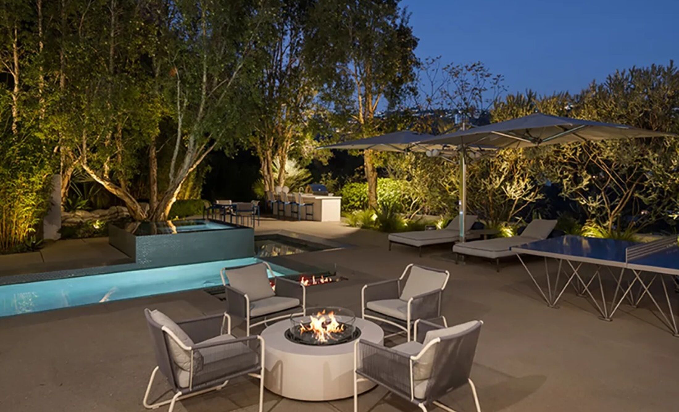 De achtertuin met zwembad