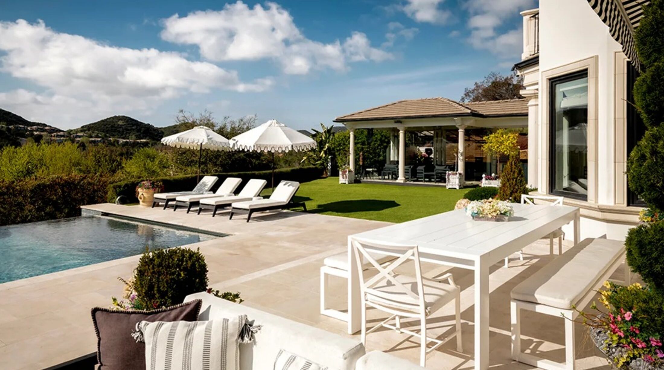 De achtertuin met zwembad