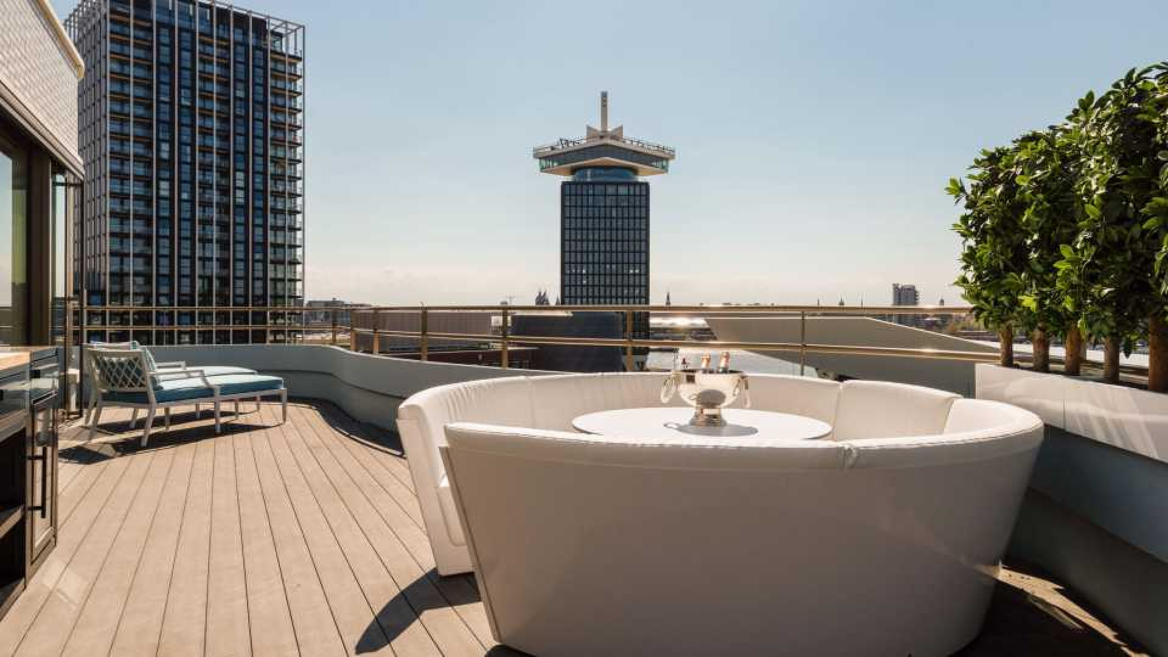 Het zonovergoten balkon met lounge