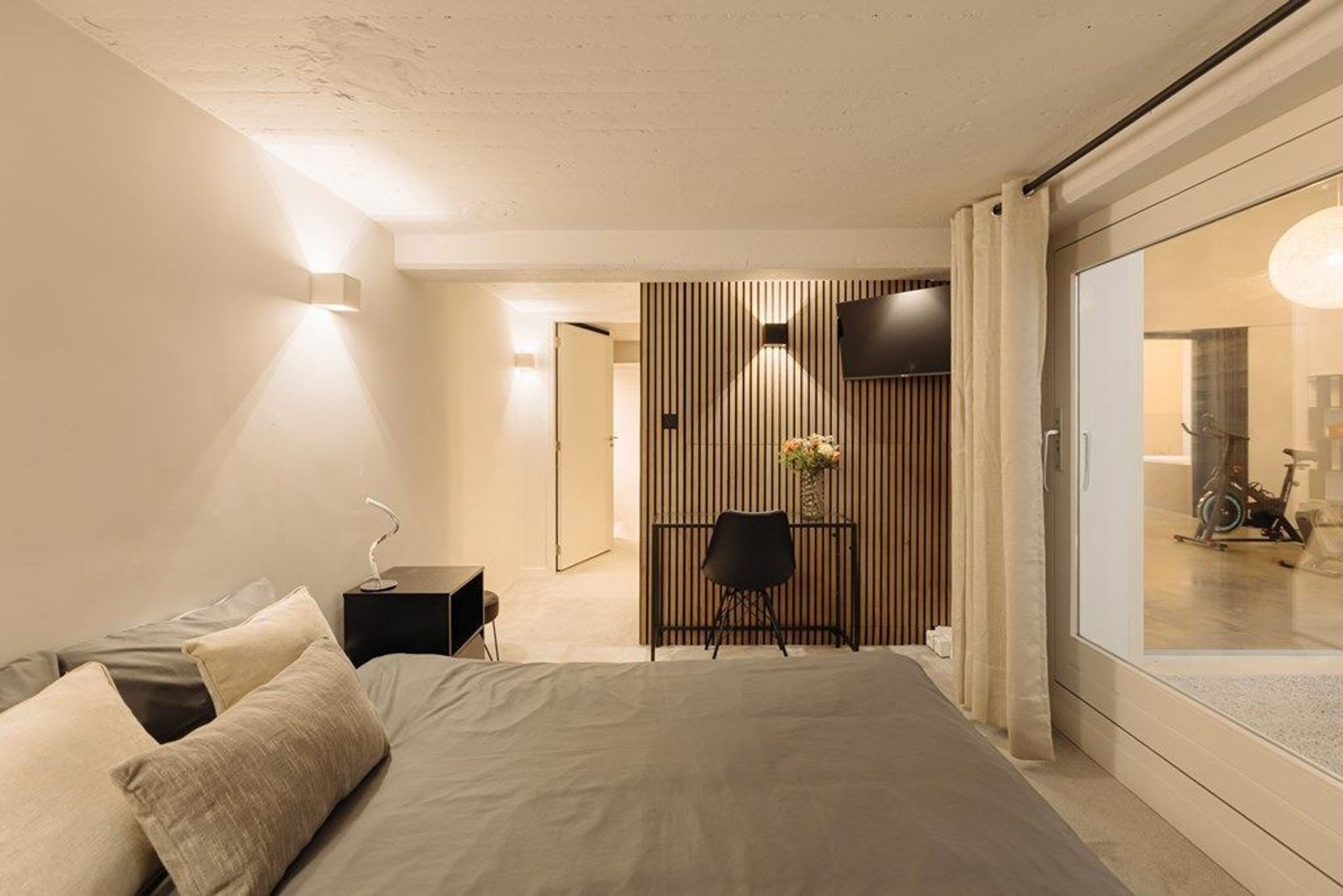 De slaapkamer met kingsize bed.