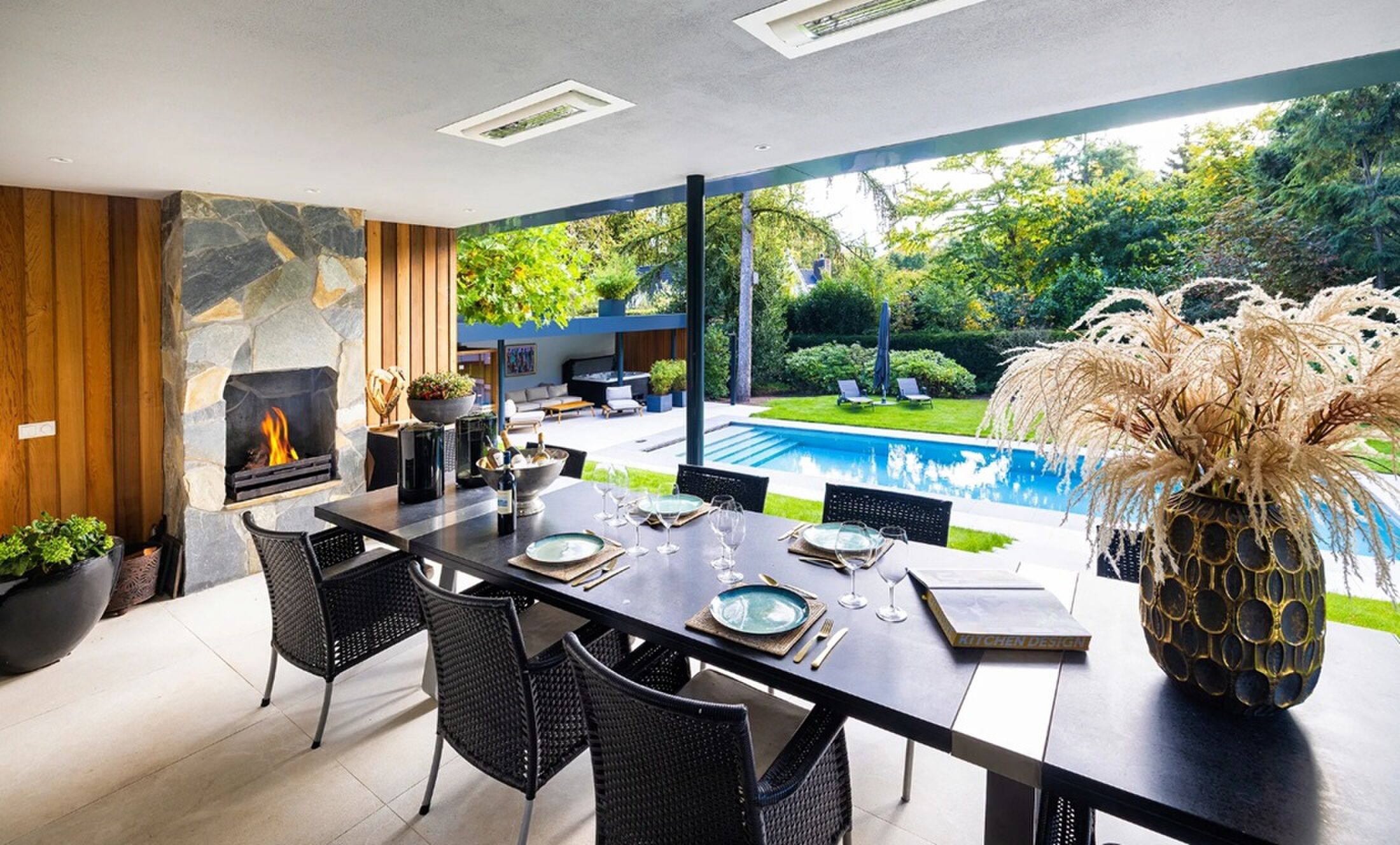 De eetkamer met uitzicht op de tuin