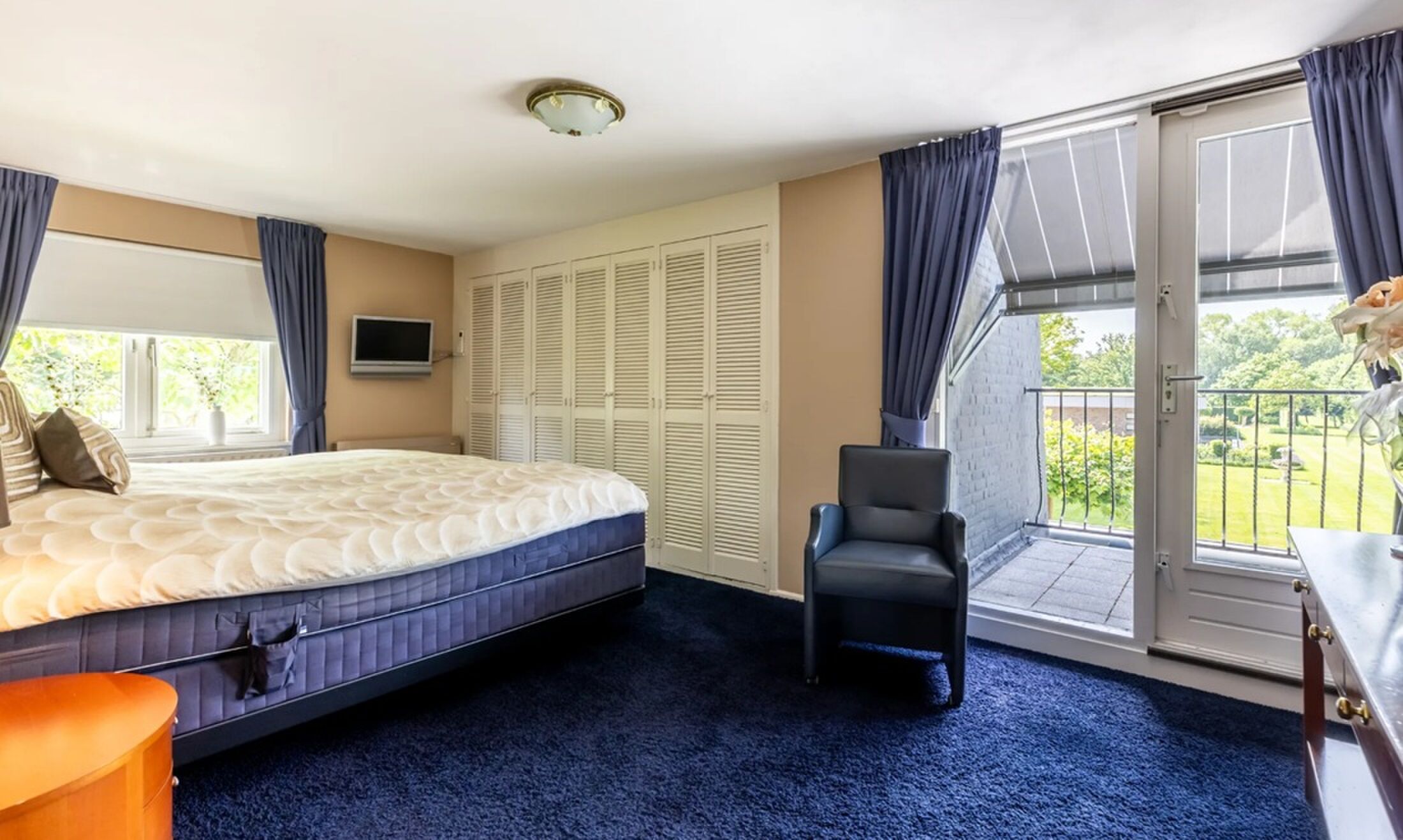 De masterbedroom met balkon
