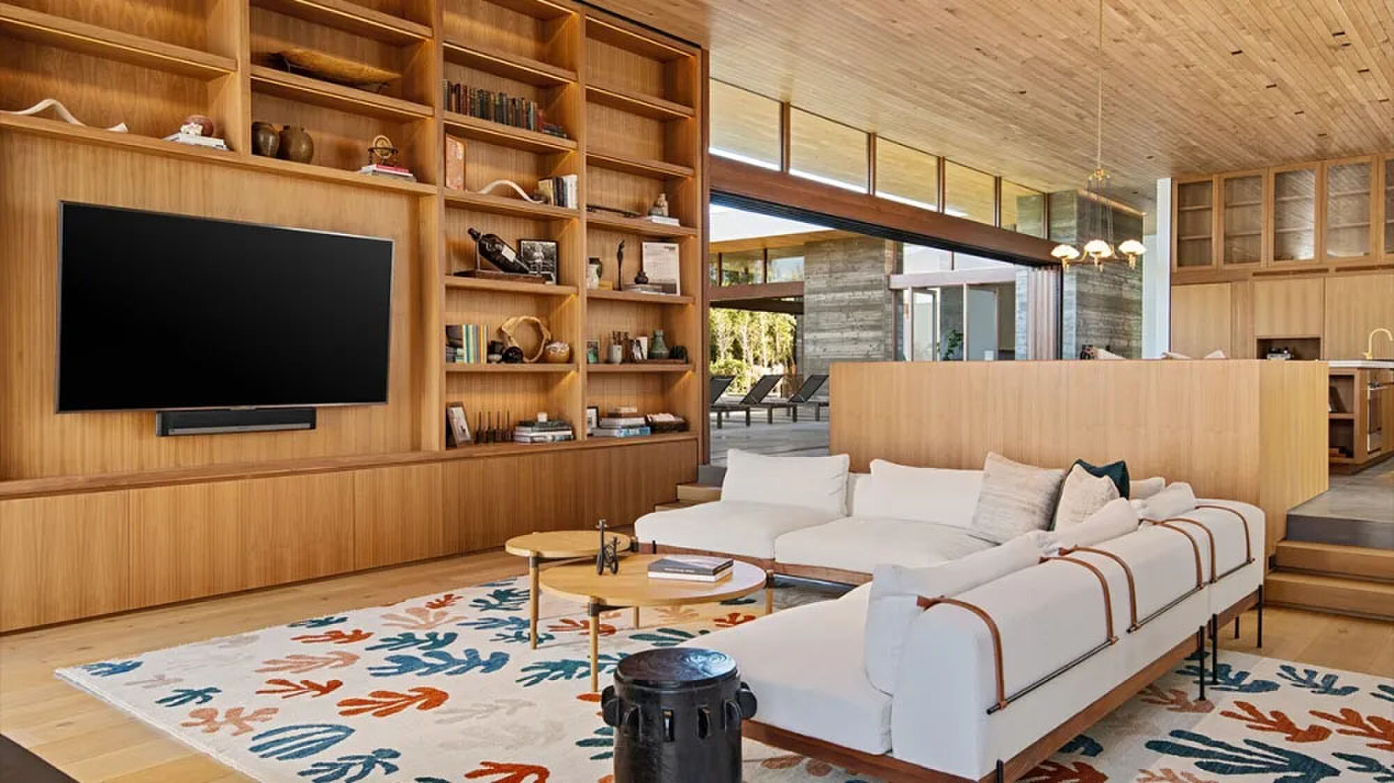 De woonkamer van de villa in Malibu