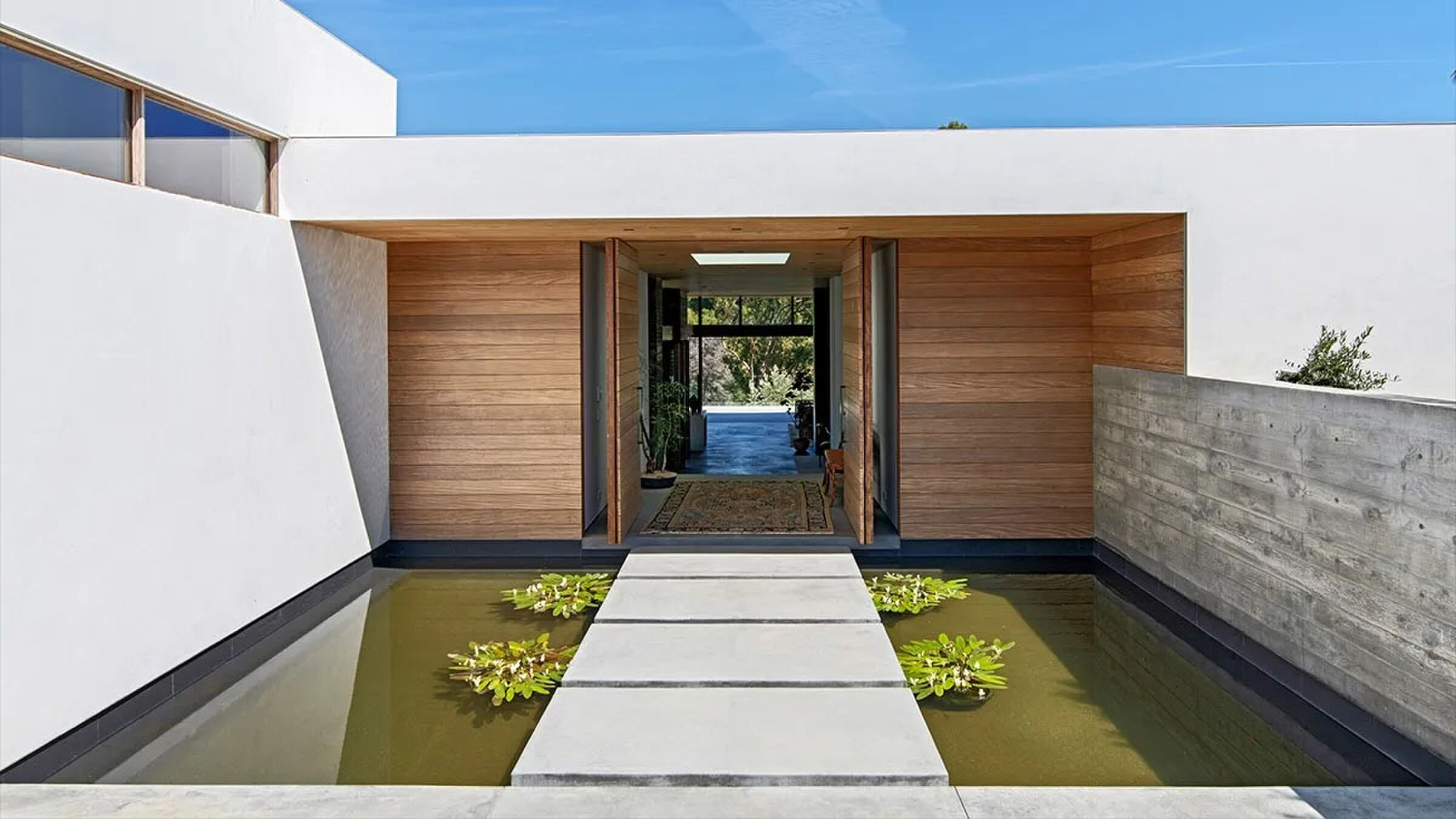 De doorgang van de villa in Malibu