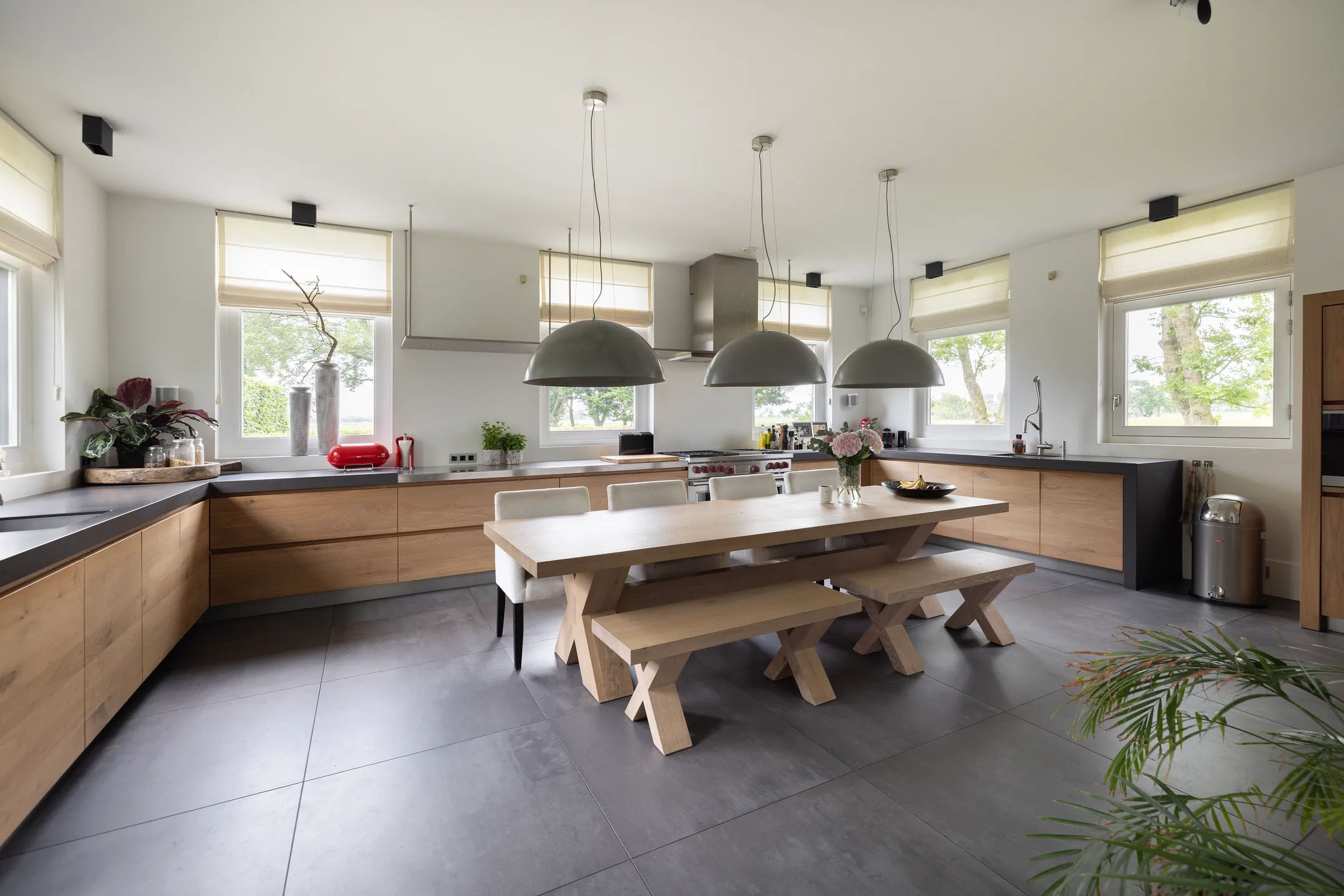 De woonkamer in de villa in Muiden