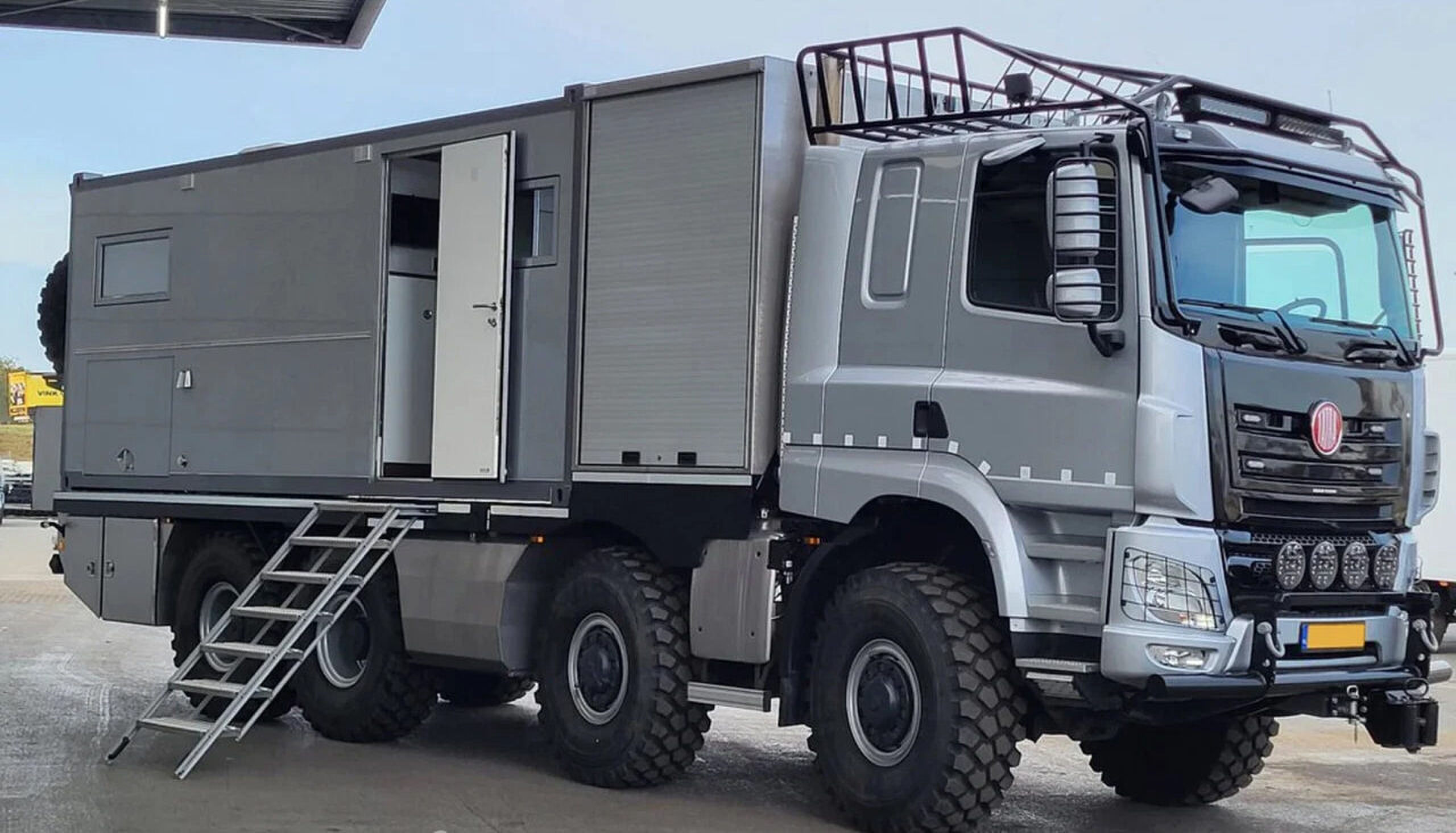 De voorzijde van de Tatra-camper