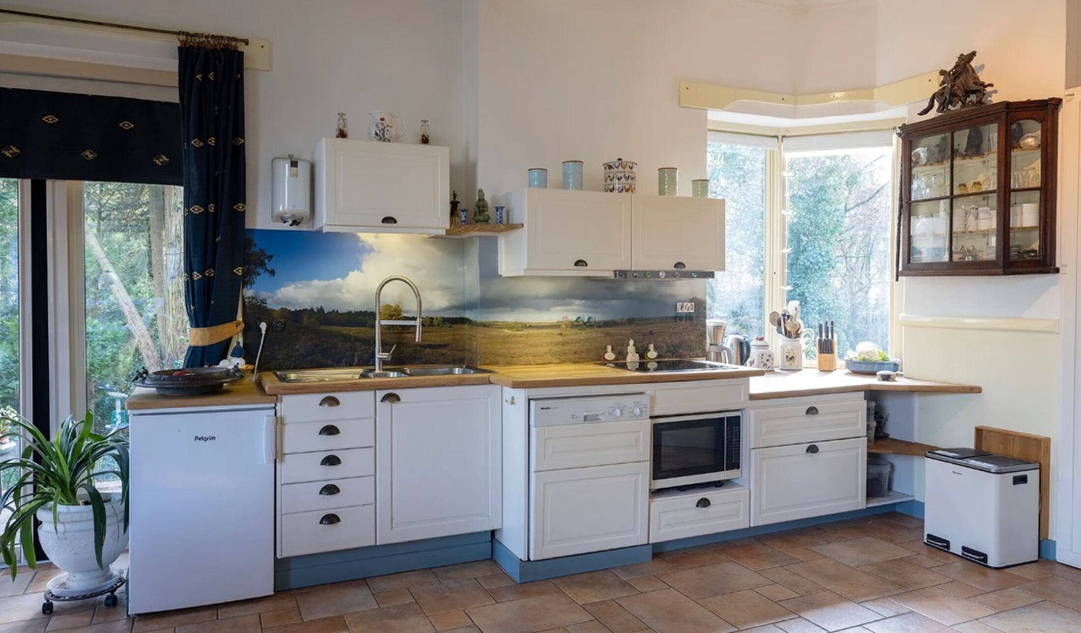 De keuken met moderne inbouwapparatuur