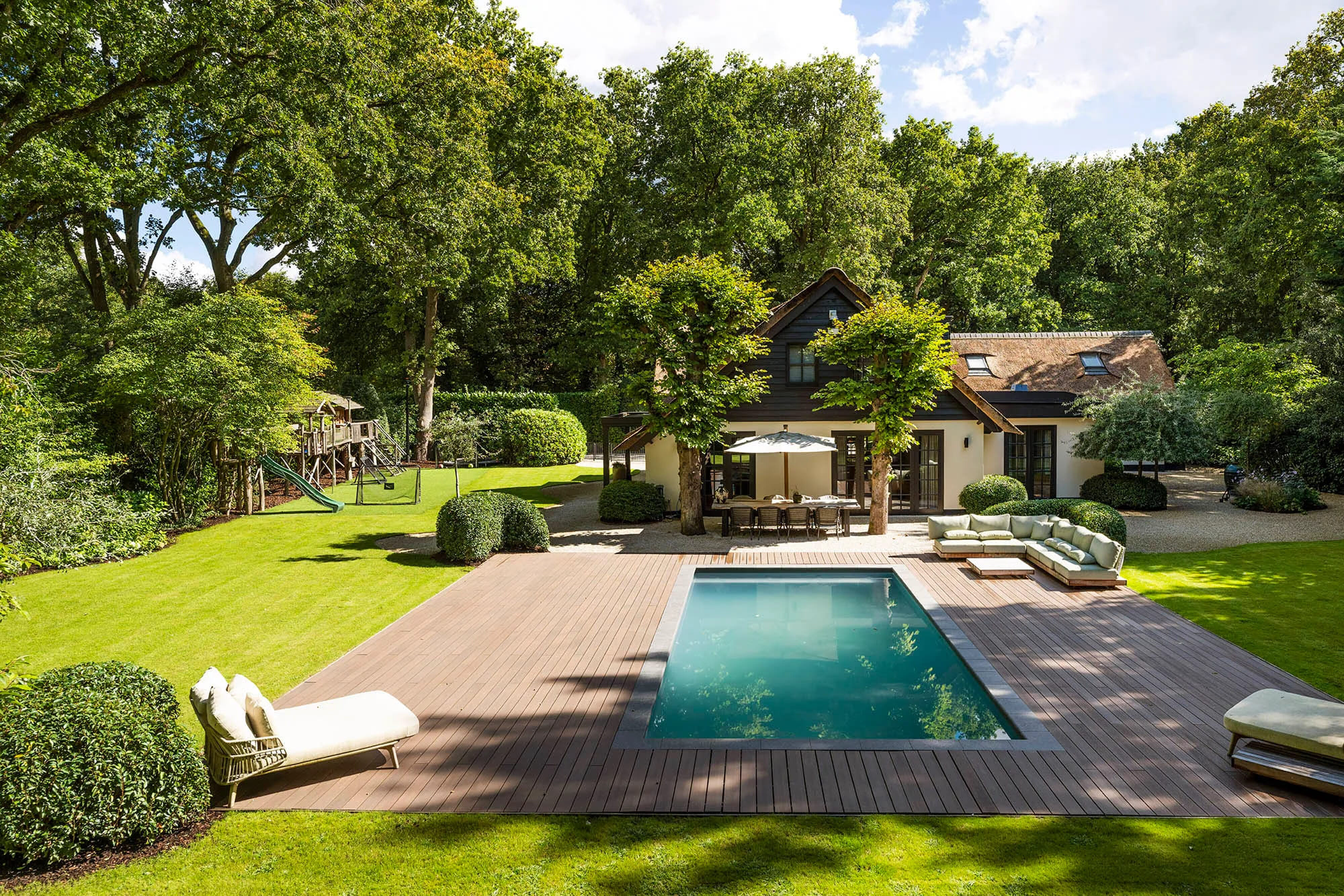 Het zwembad bij de villa in Laren