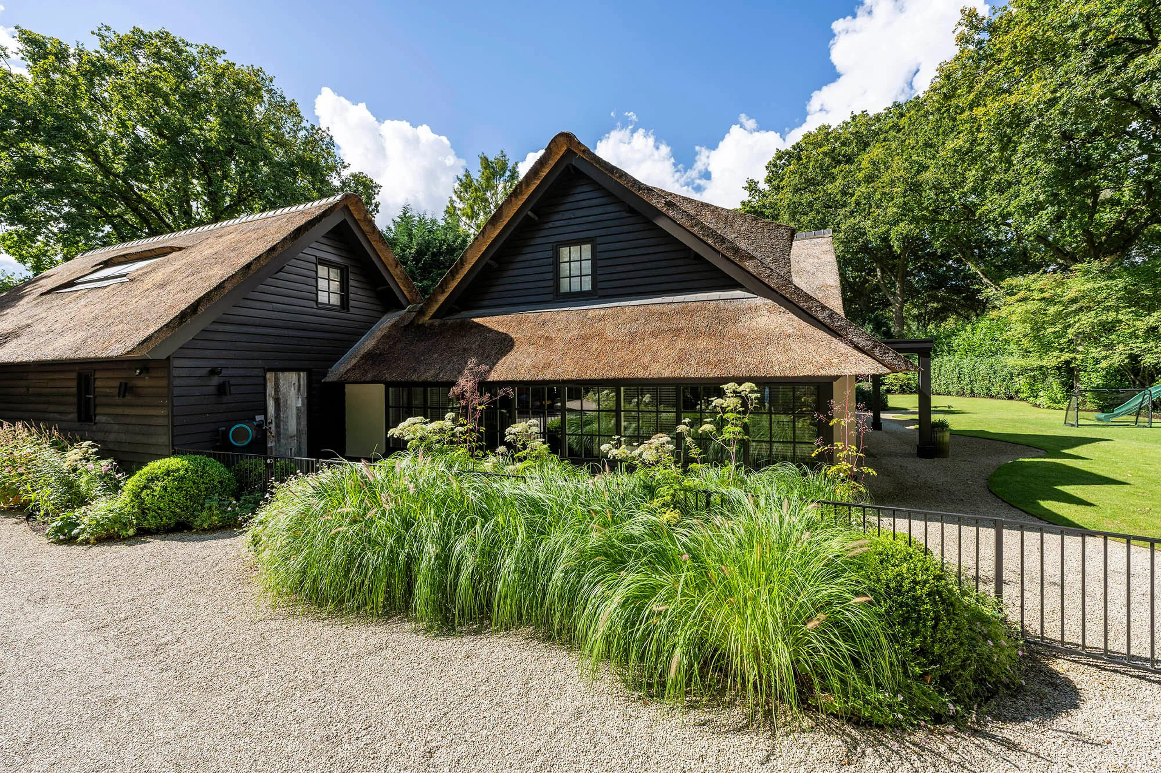 Het zijaanzicht van de villa in Laren