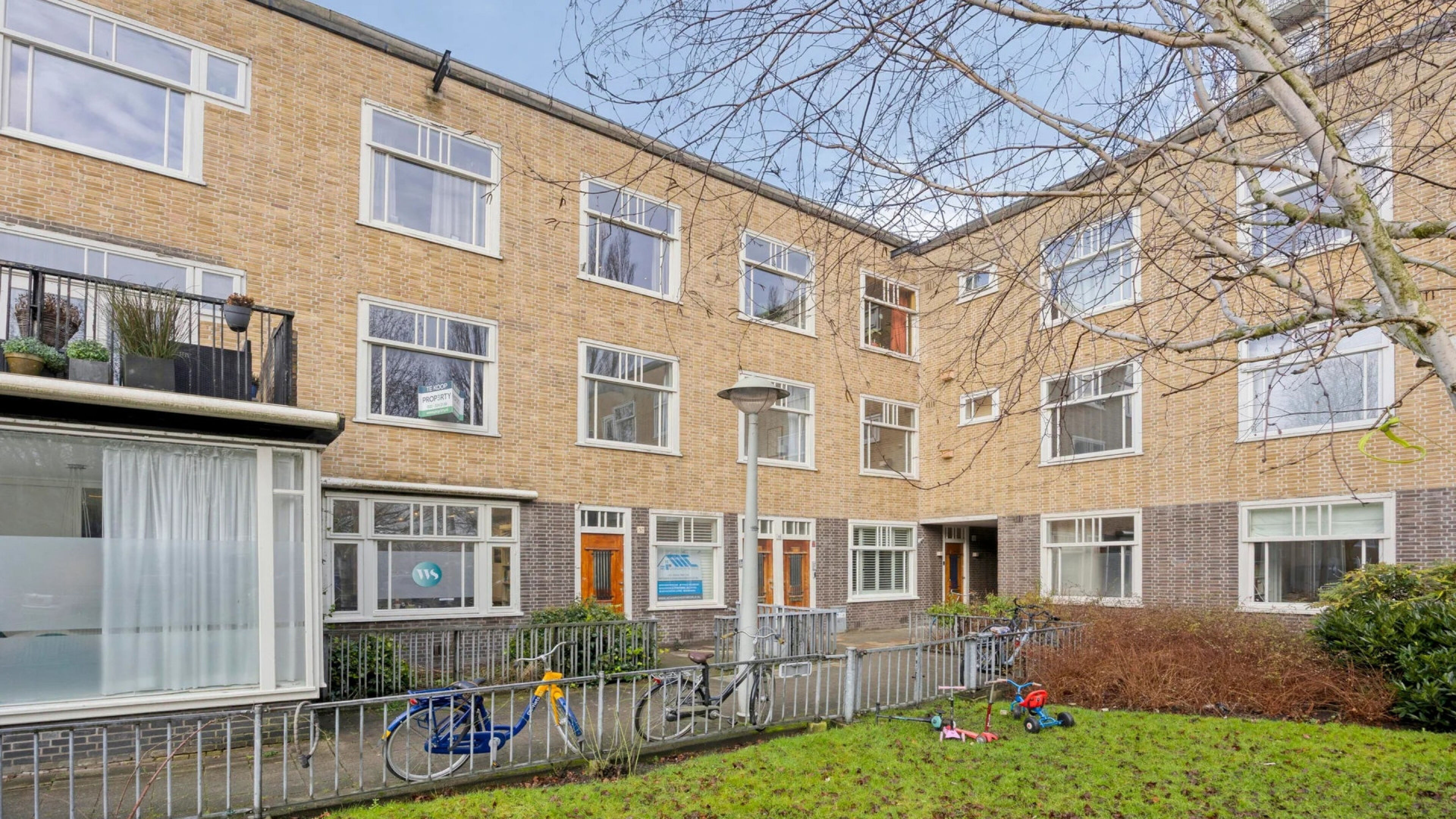 Voormalig Nederlands Elftal-voetballer (36) rekent op prima winst met verkoop van appartement in Ams