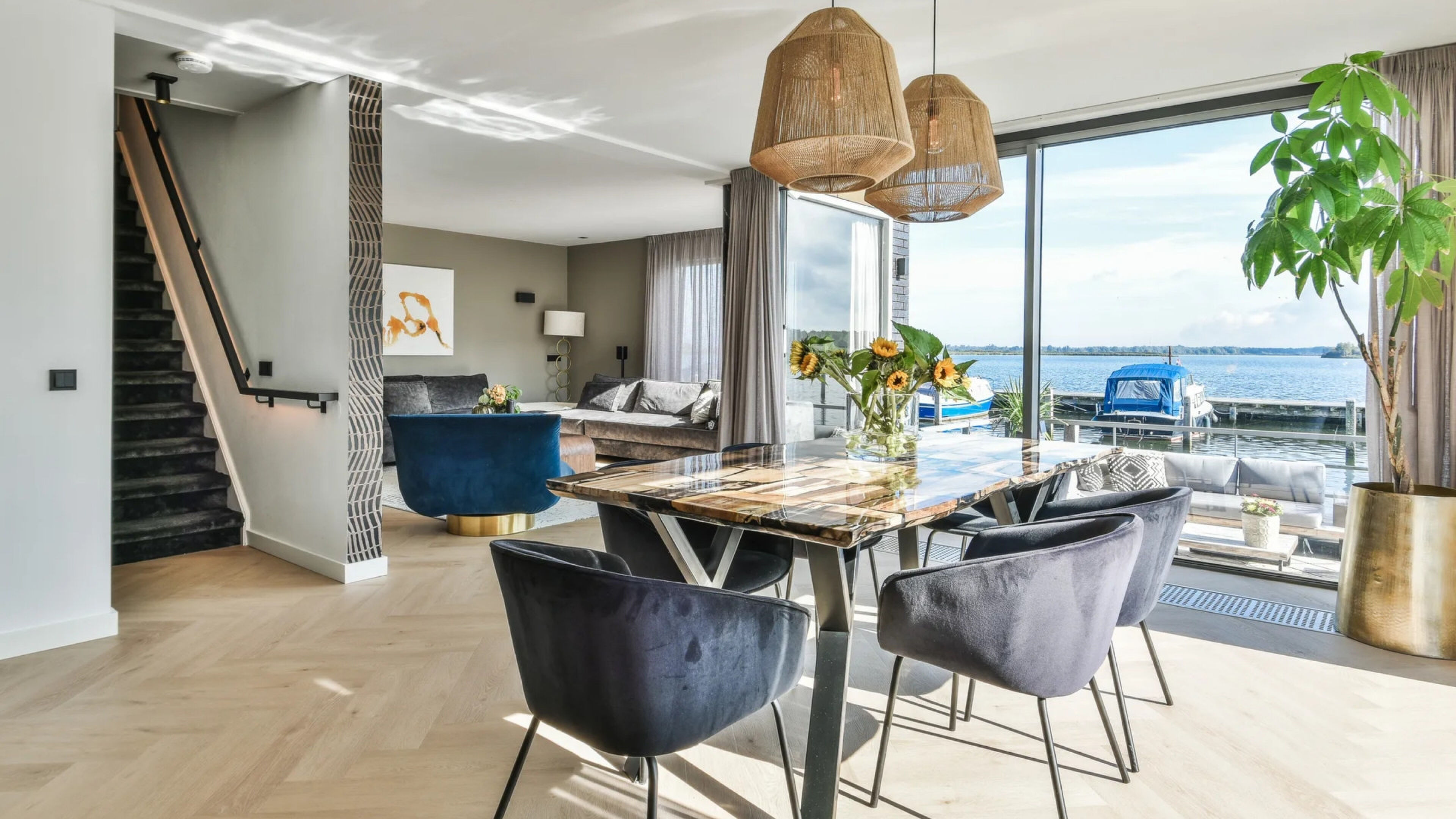 De woonkamer van de watervilla van Steven Jansen en Dionne Stax in Almere