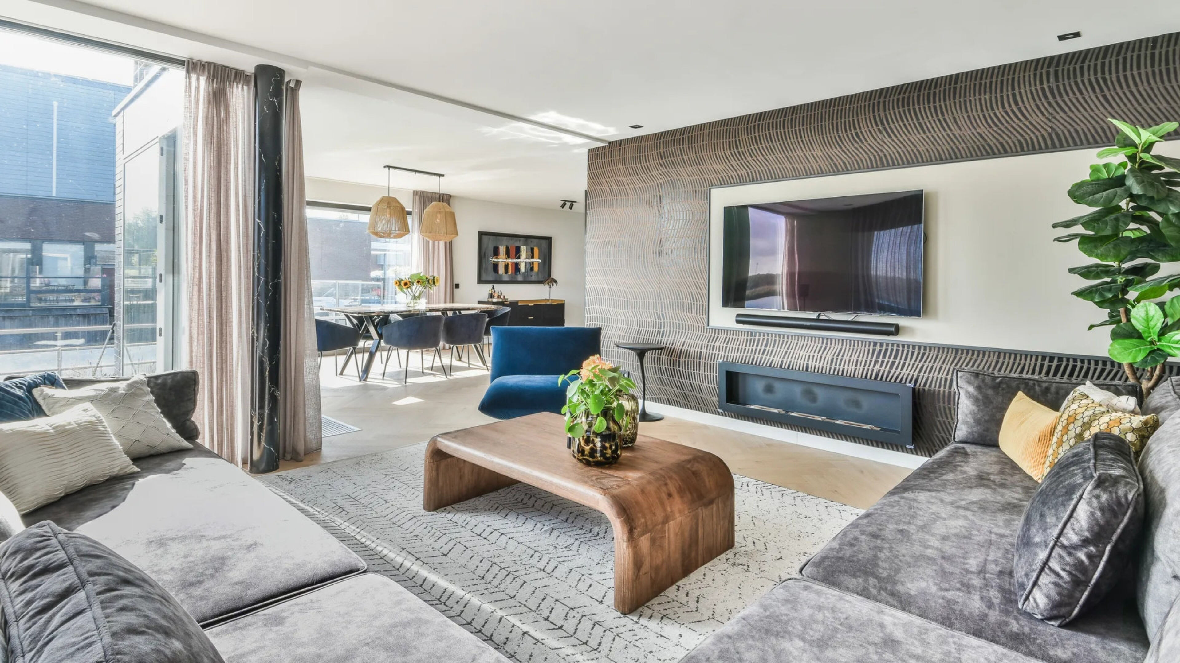 De woonkamer van de watervilla van Dionne Stax en Steven Jansen in Almere