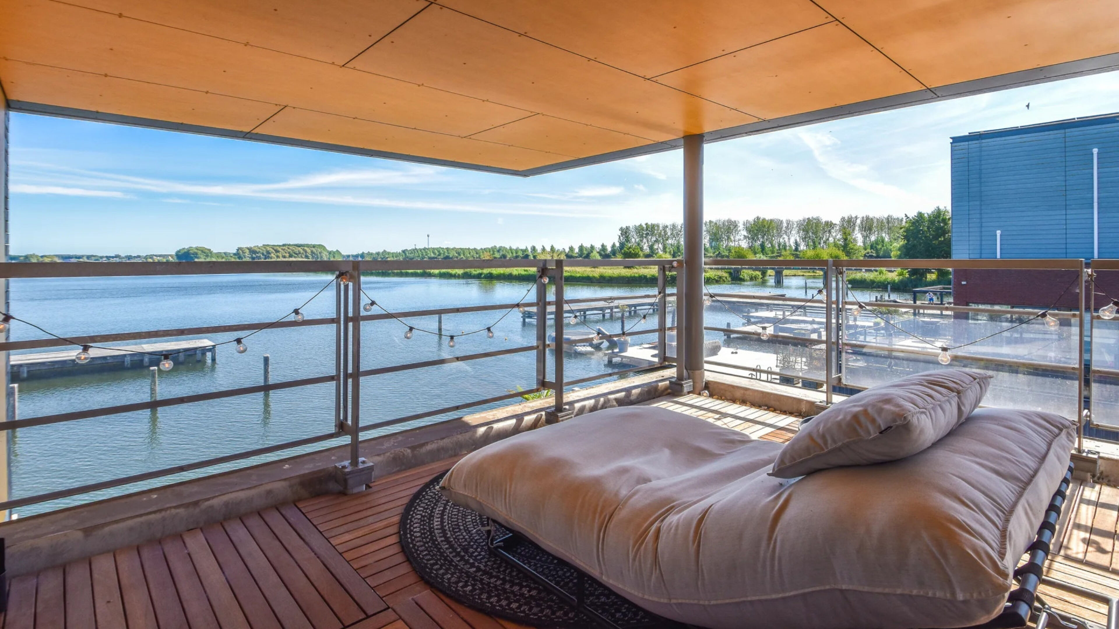 Het terras van de watervilla van Steven Jansen en Dionne Stax in Almere
