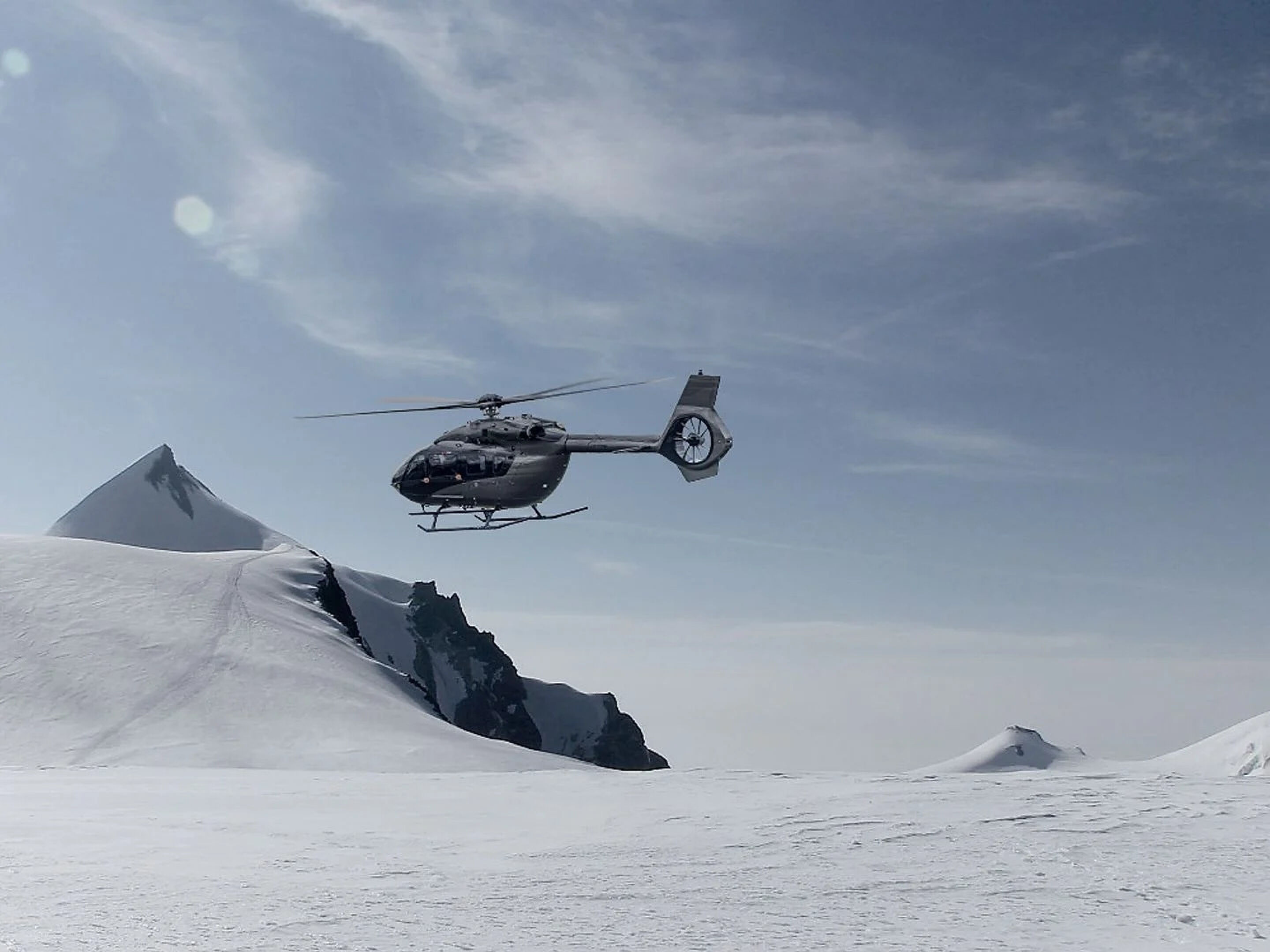 De zijkant van de Airbus ACH145 Mercedes Edition