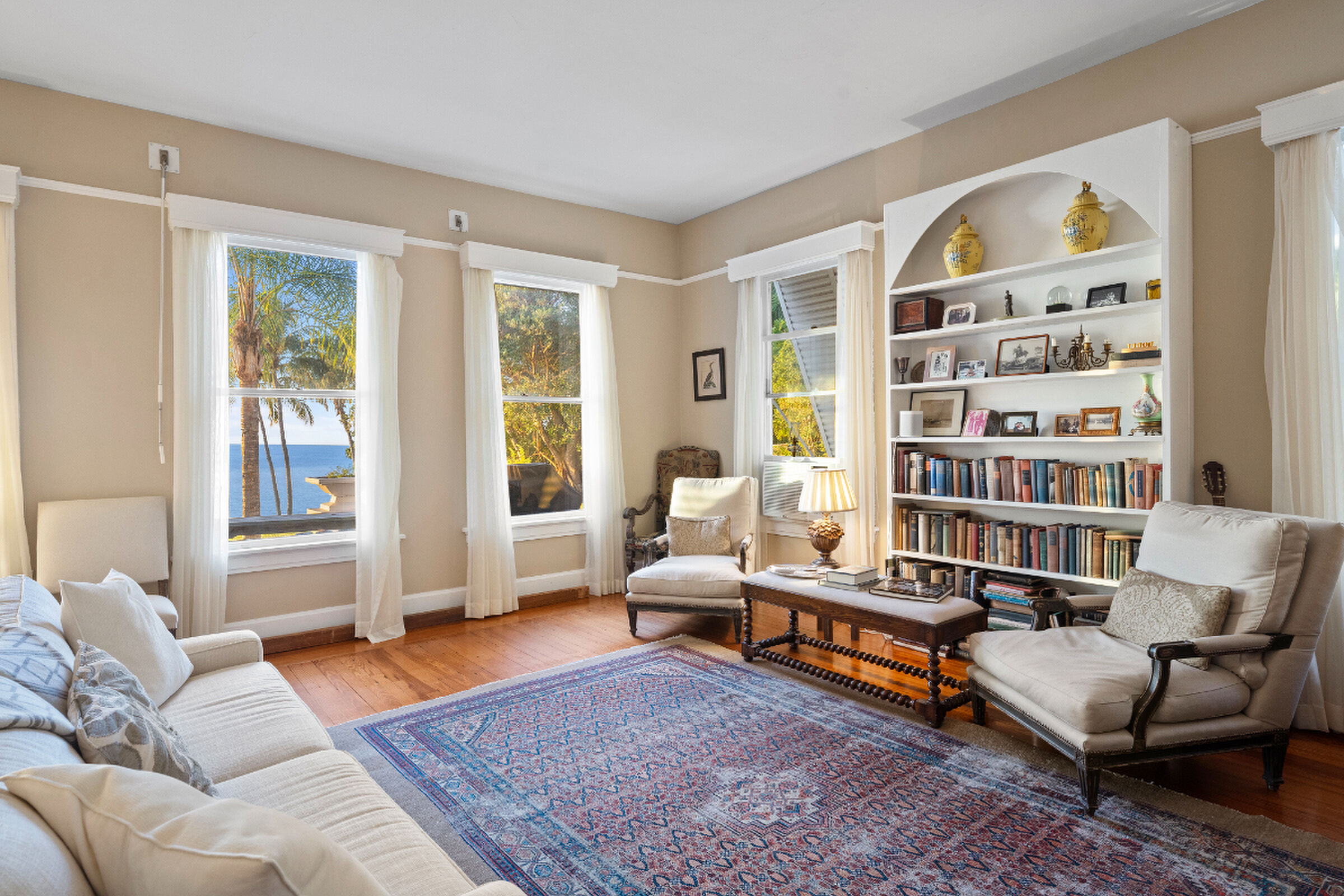 De woonkamer van het landgoed in Coconut Grove