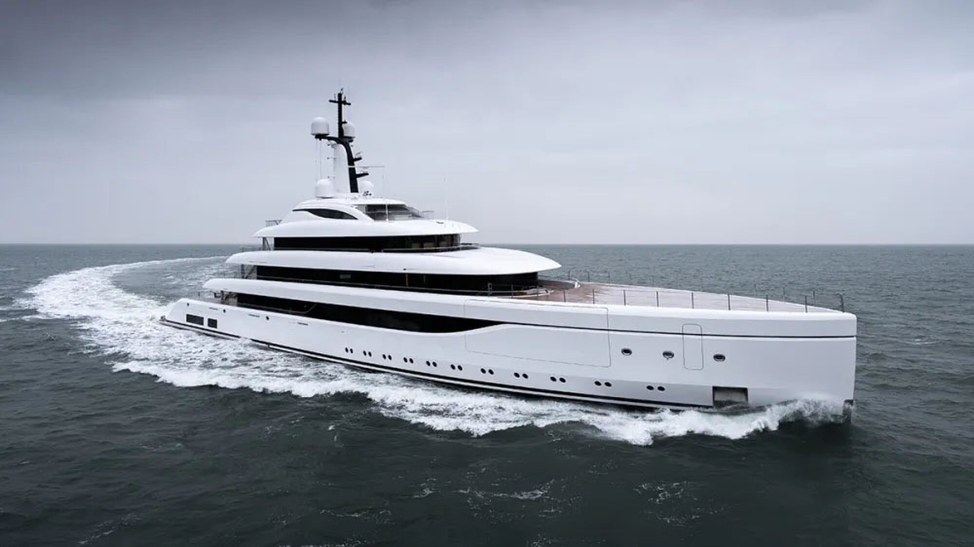 Het Odisea-jacht van L&uuml;rssen vaart over het water