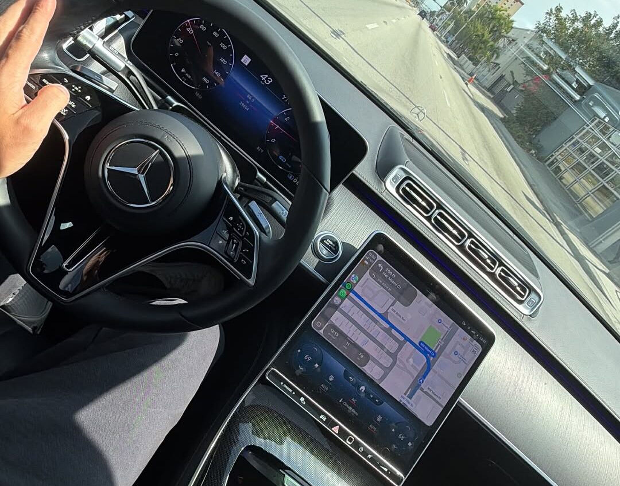 Het interieur van de Mercedes van Twan Kuyper