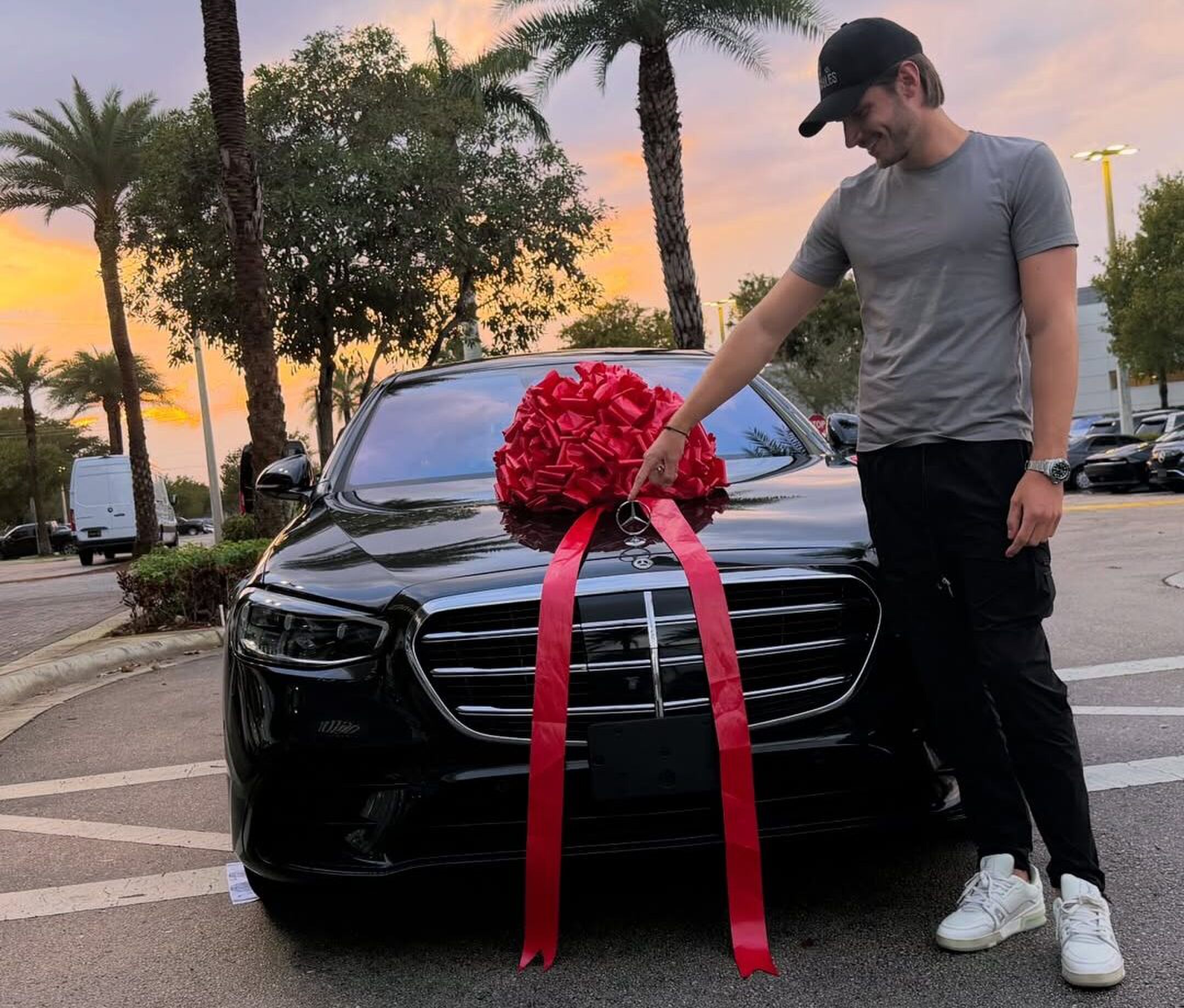 Twan Kuyper wijst naar zijn Mercedes