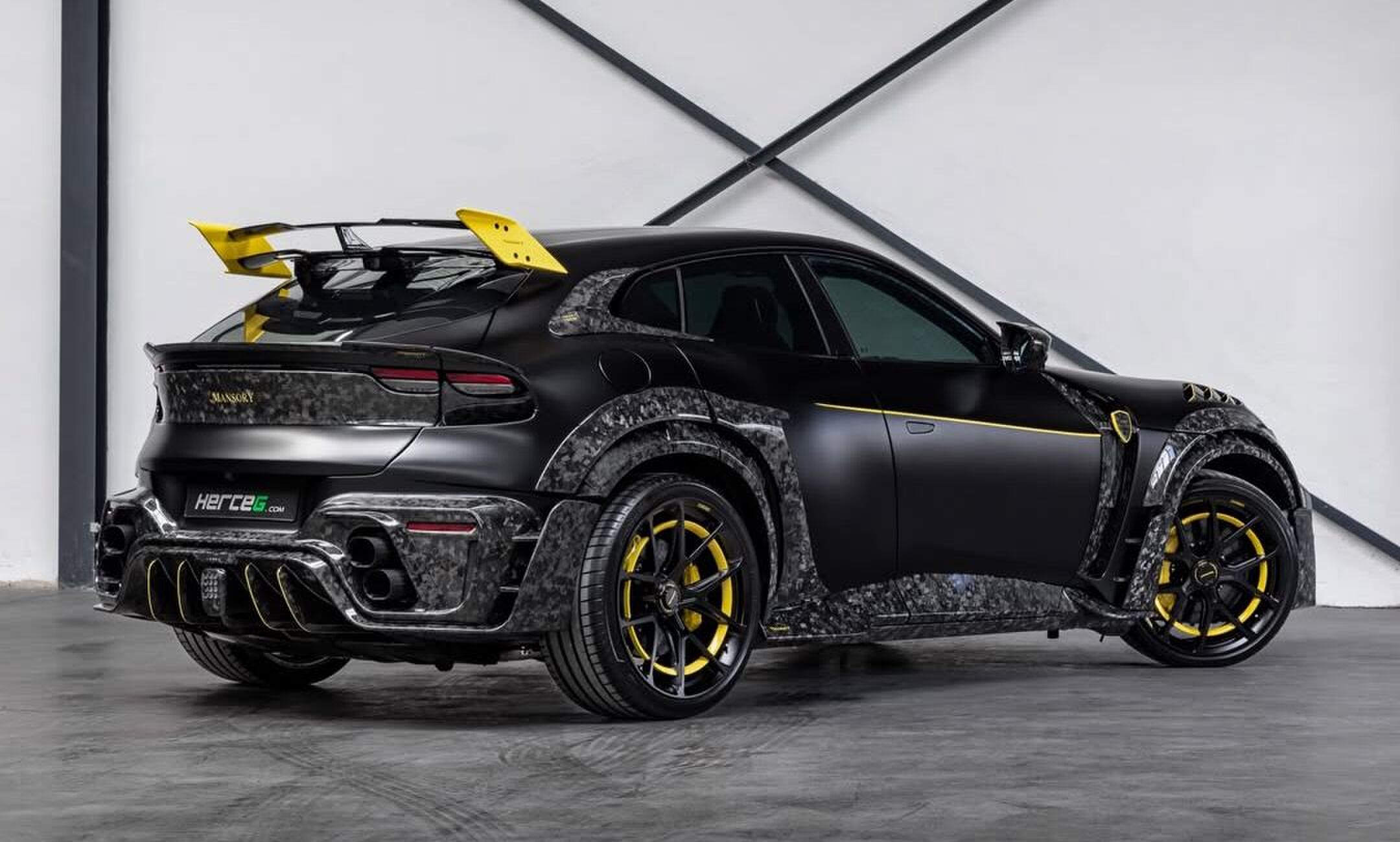 Het zijaanzicht van de MANSORY Pugnator