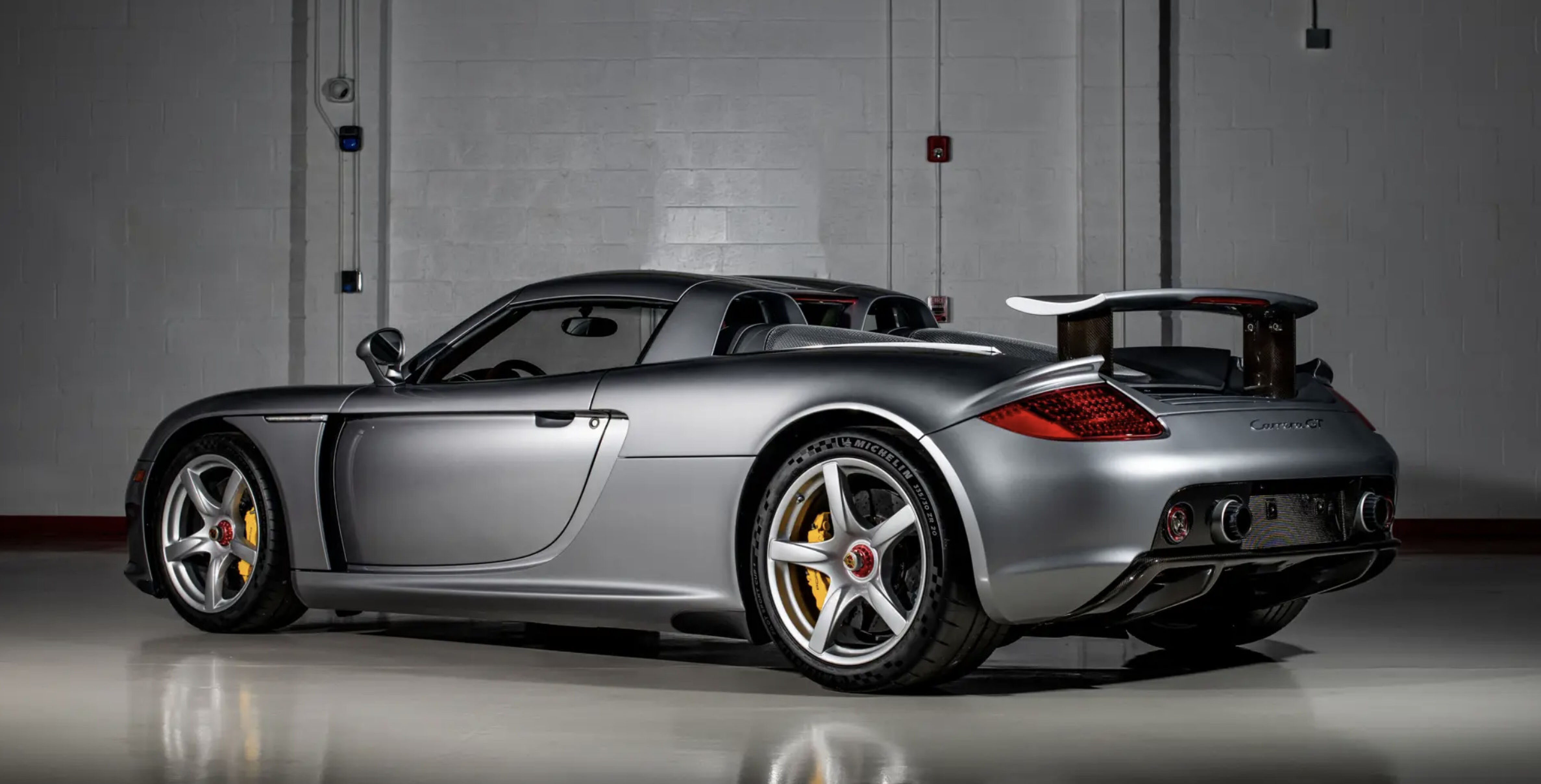 De zijkant van de Porsche Carrera GT