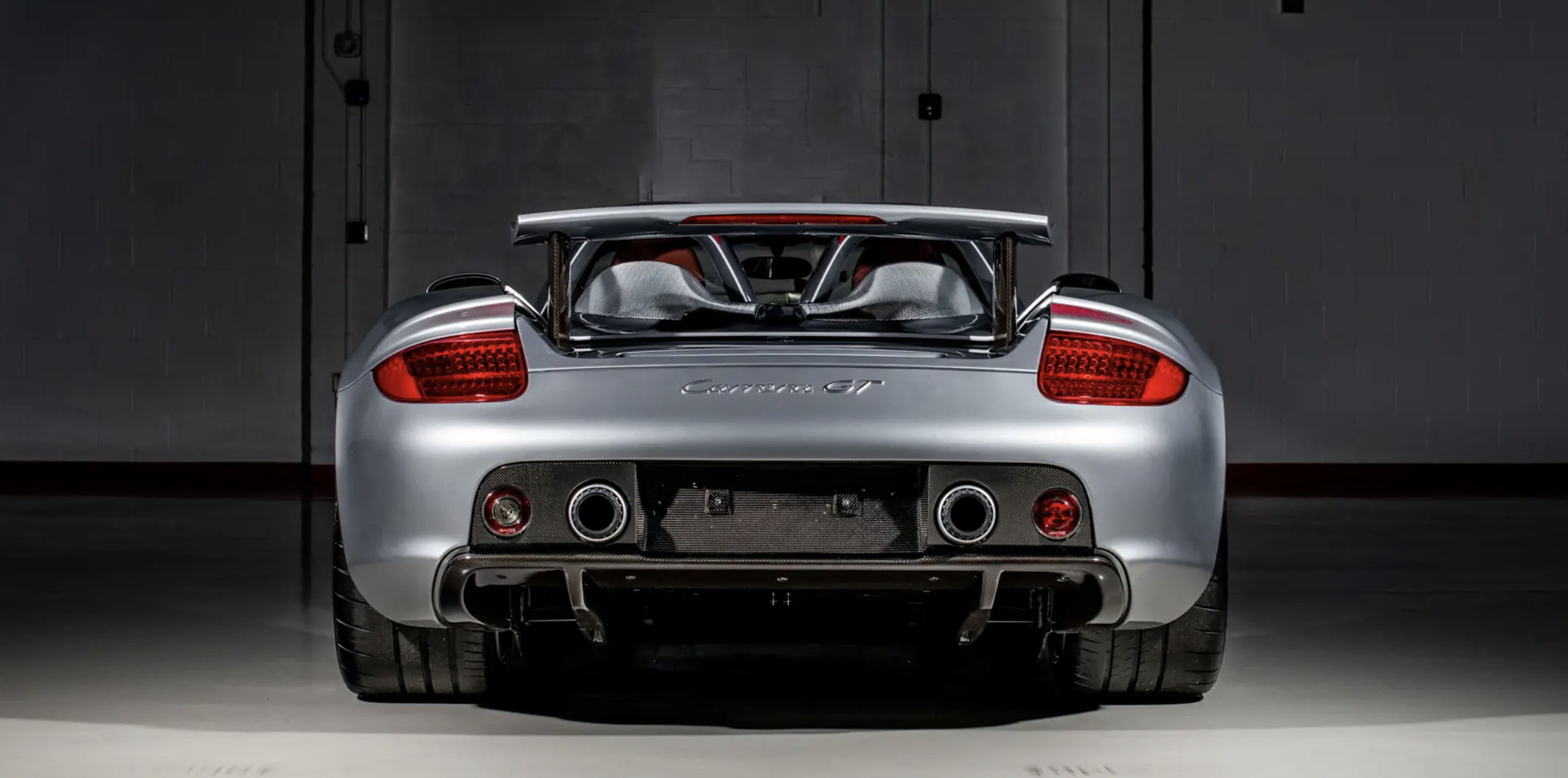 De achterzijde van de Porsche Carrera GT