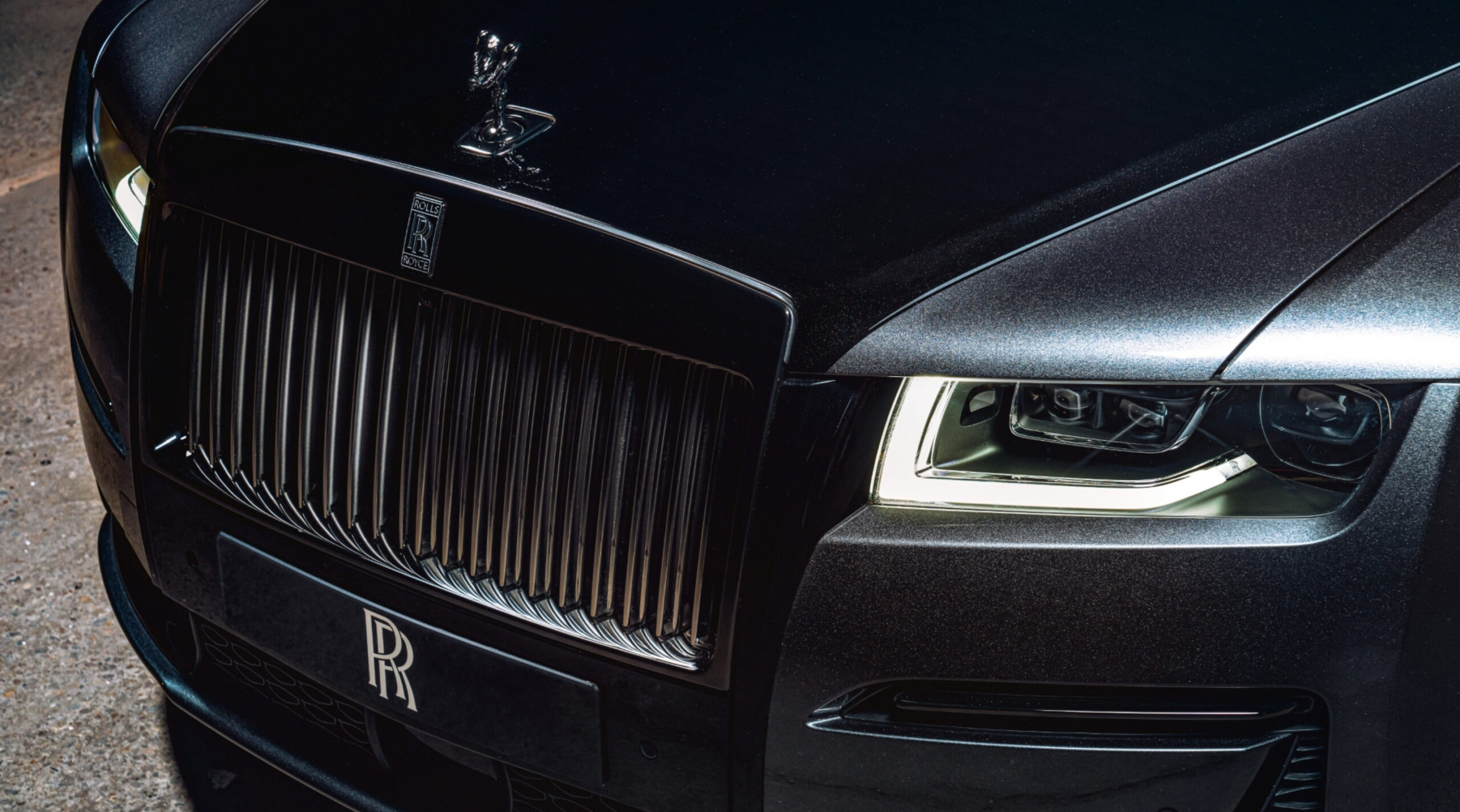 Een close-up van de grill van een Rolls-Royce Black Badge