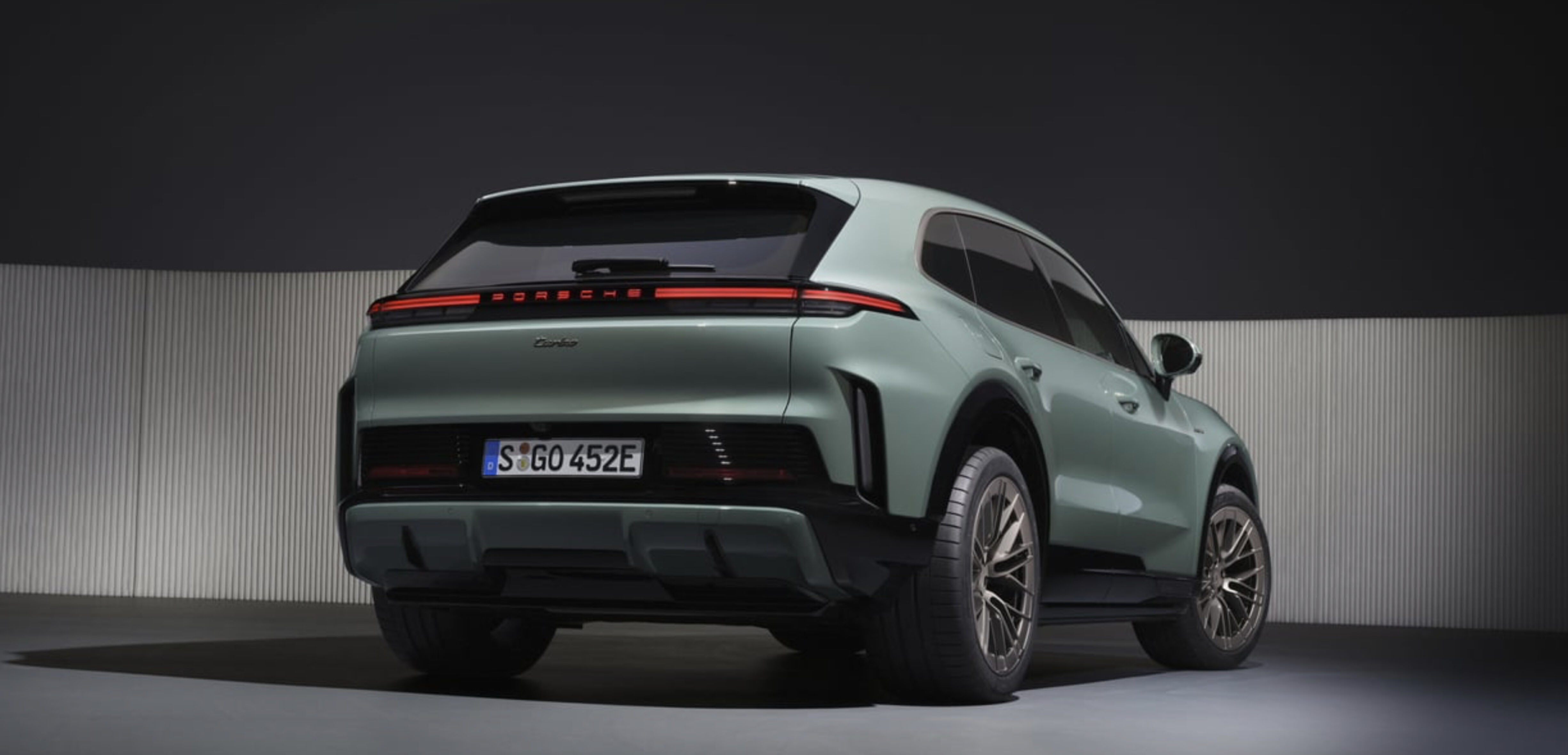 De achterzijde van de Porsche Cayenne S Electric