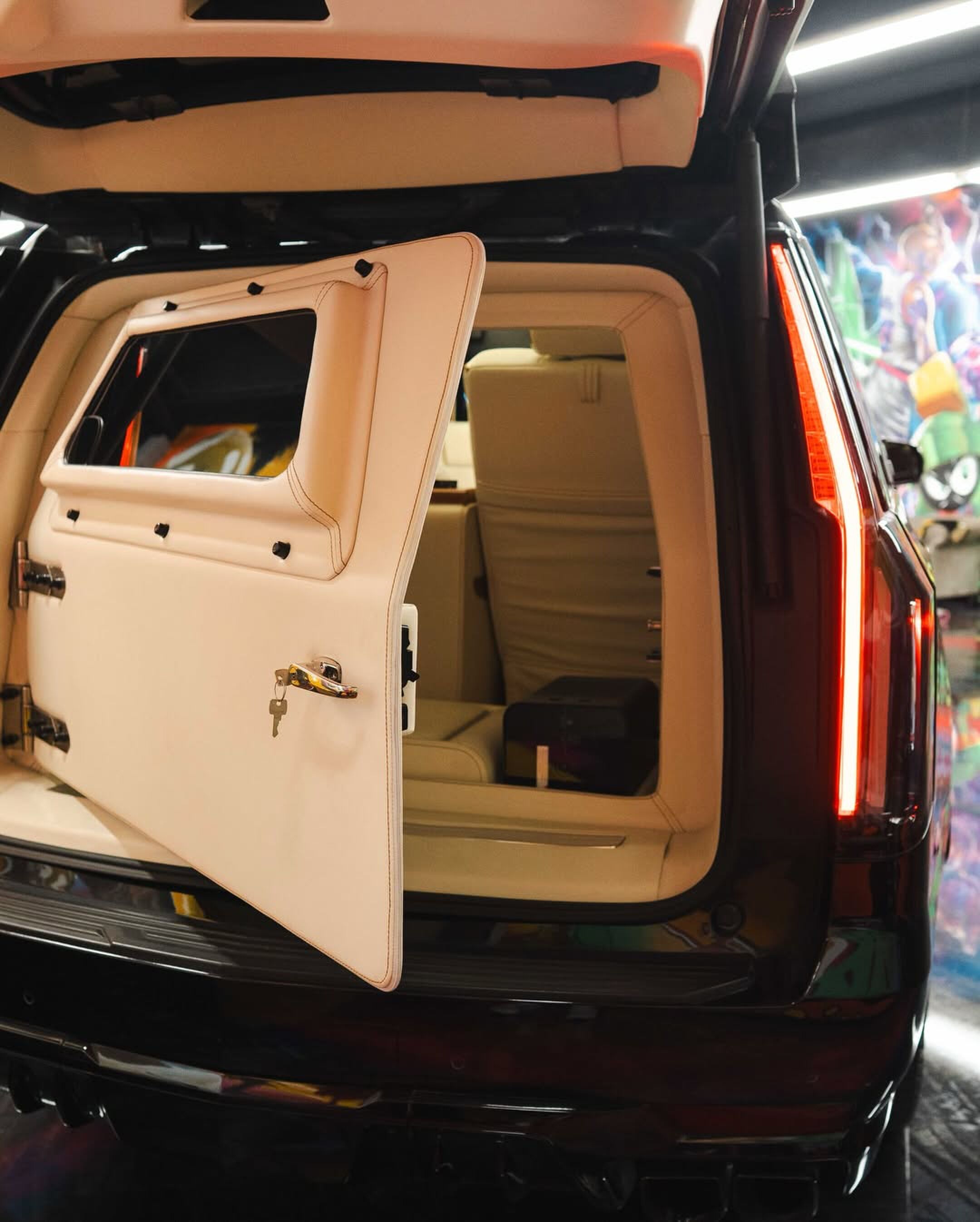 De kofferbak van de Cadillac Escalade