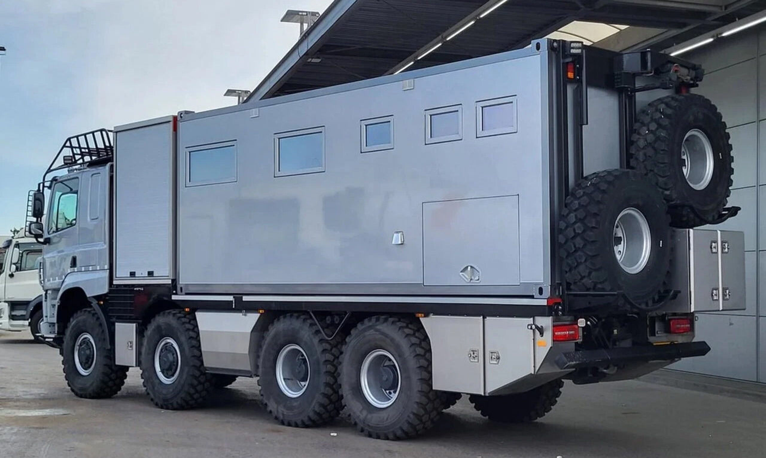 De achterzijde van de Tatra-camper