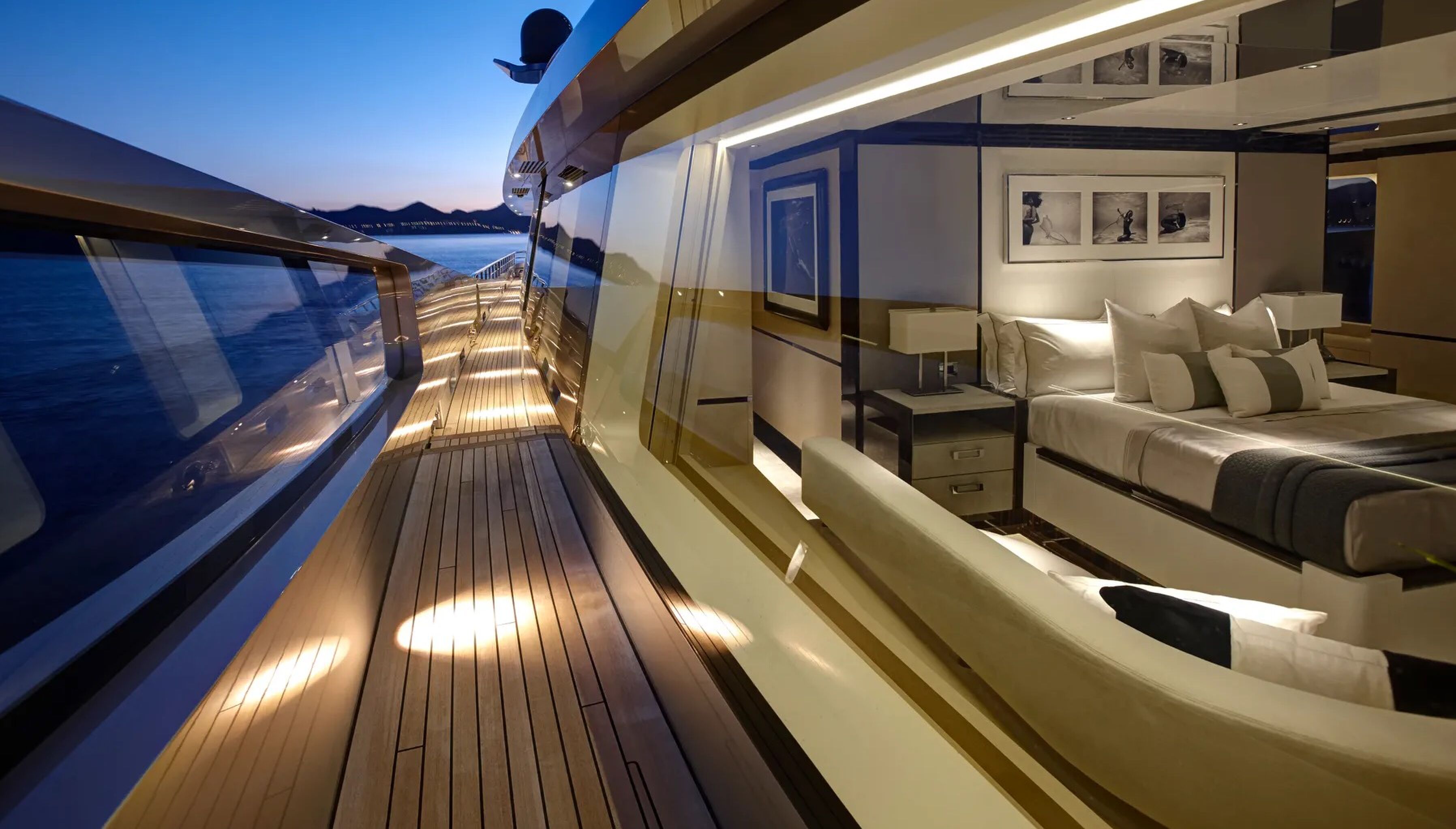 De zijkant van het Feadship-superjacht Excellence V