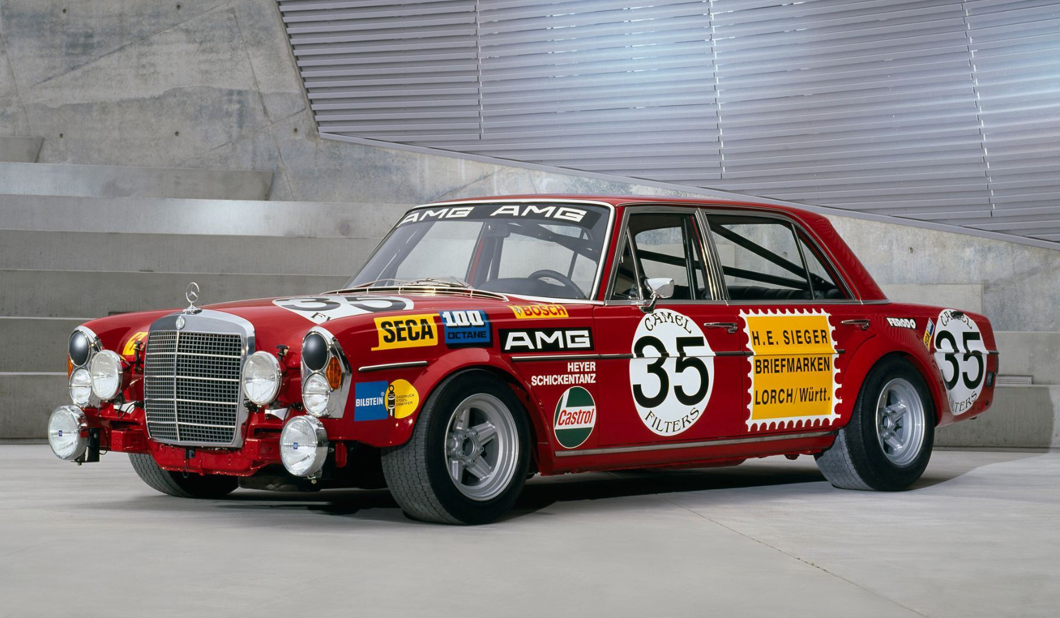 De Mercedes-Benz 300 SEL 6.8 AMG 'Red Pig'