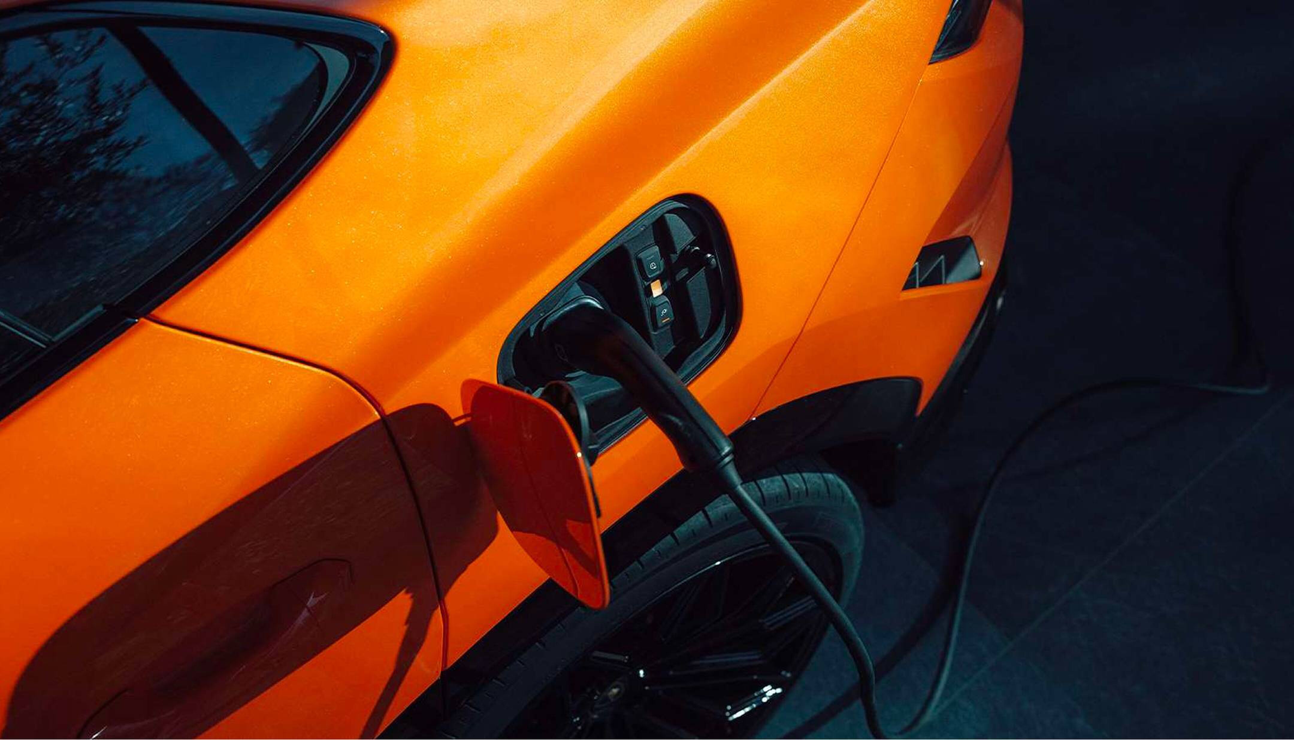 Een close-up van de stekker van een Lamborghini Urus SE
