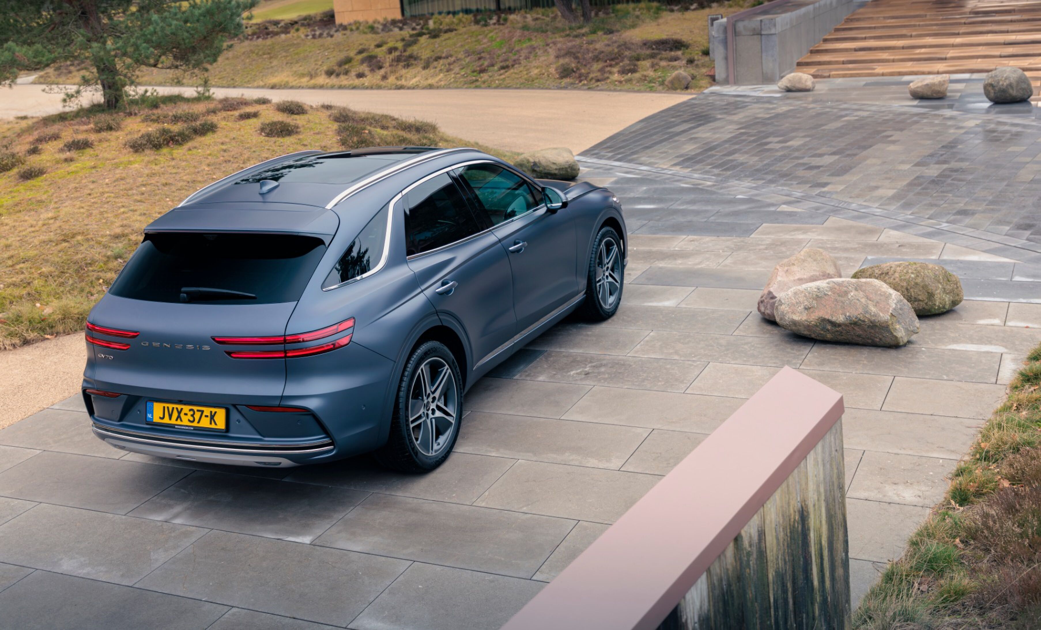 De achterzijde van de Genesis GV70