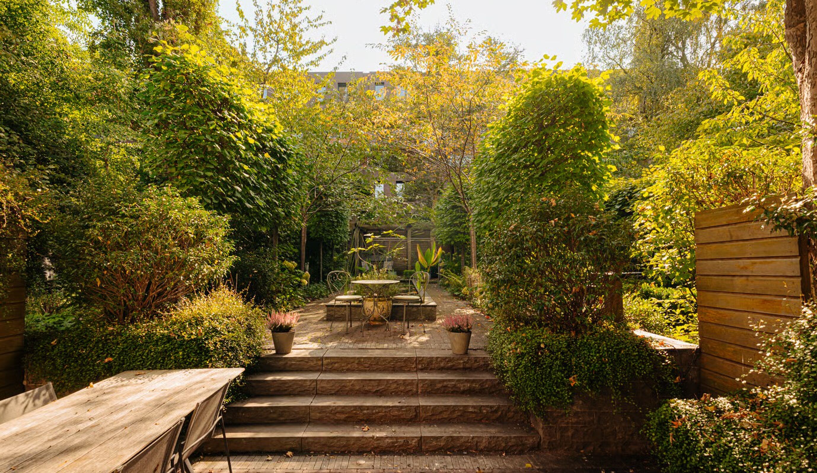 De tuin van het grachtenpand in Amsterdam