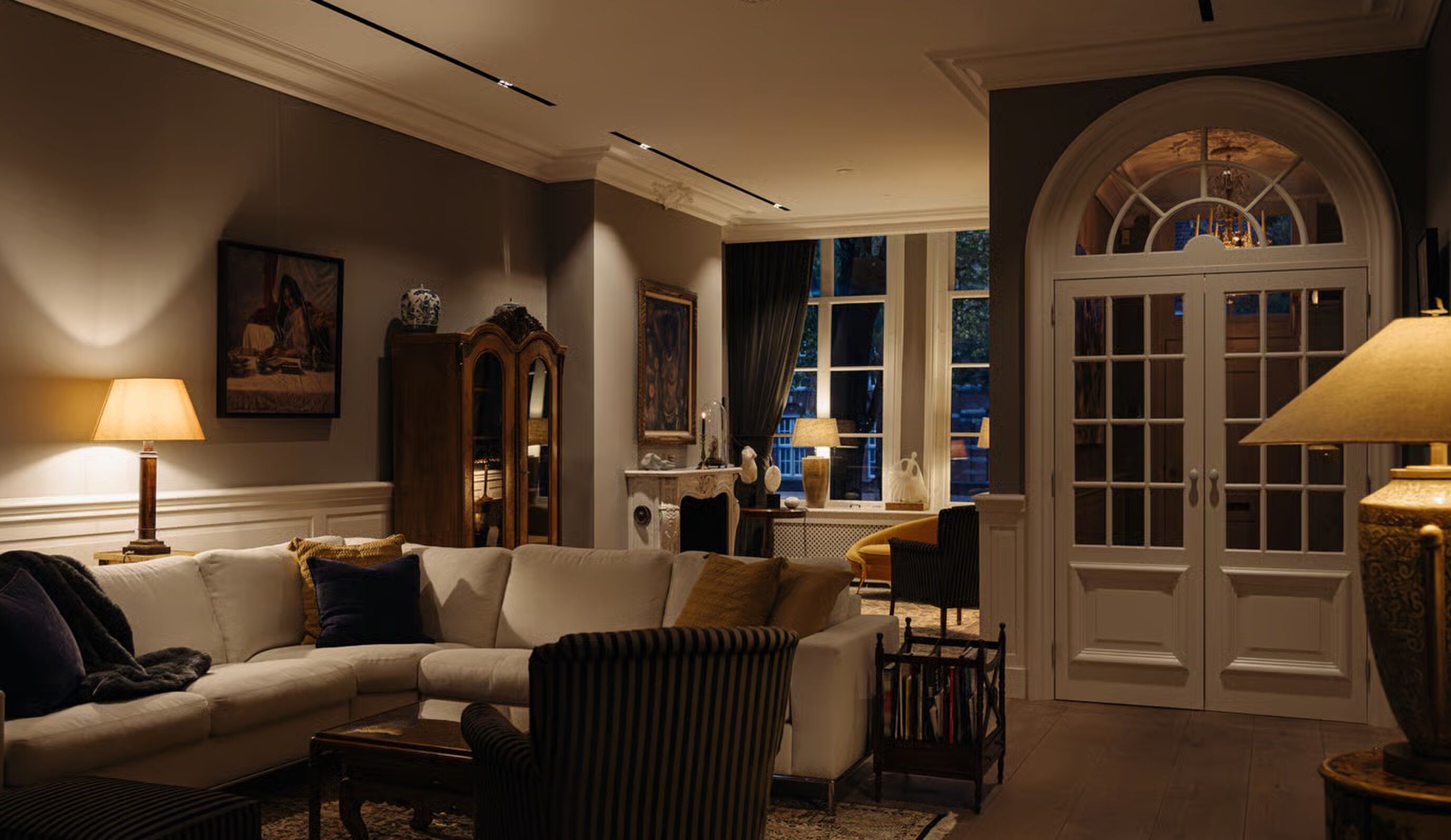 De woonkamer van het grachtenpand in Amsterdam