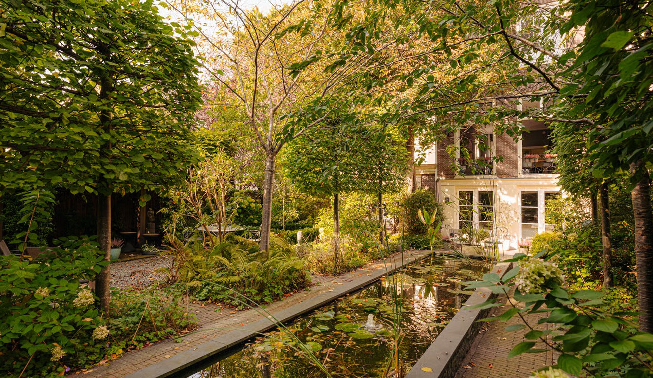 De vijver van het grachtenpand in Amsterdam