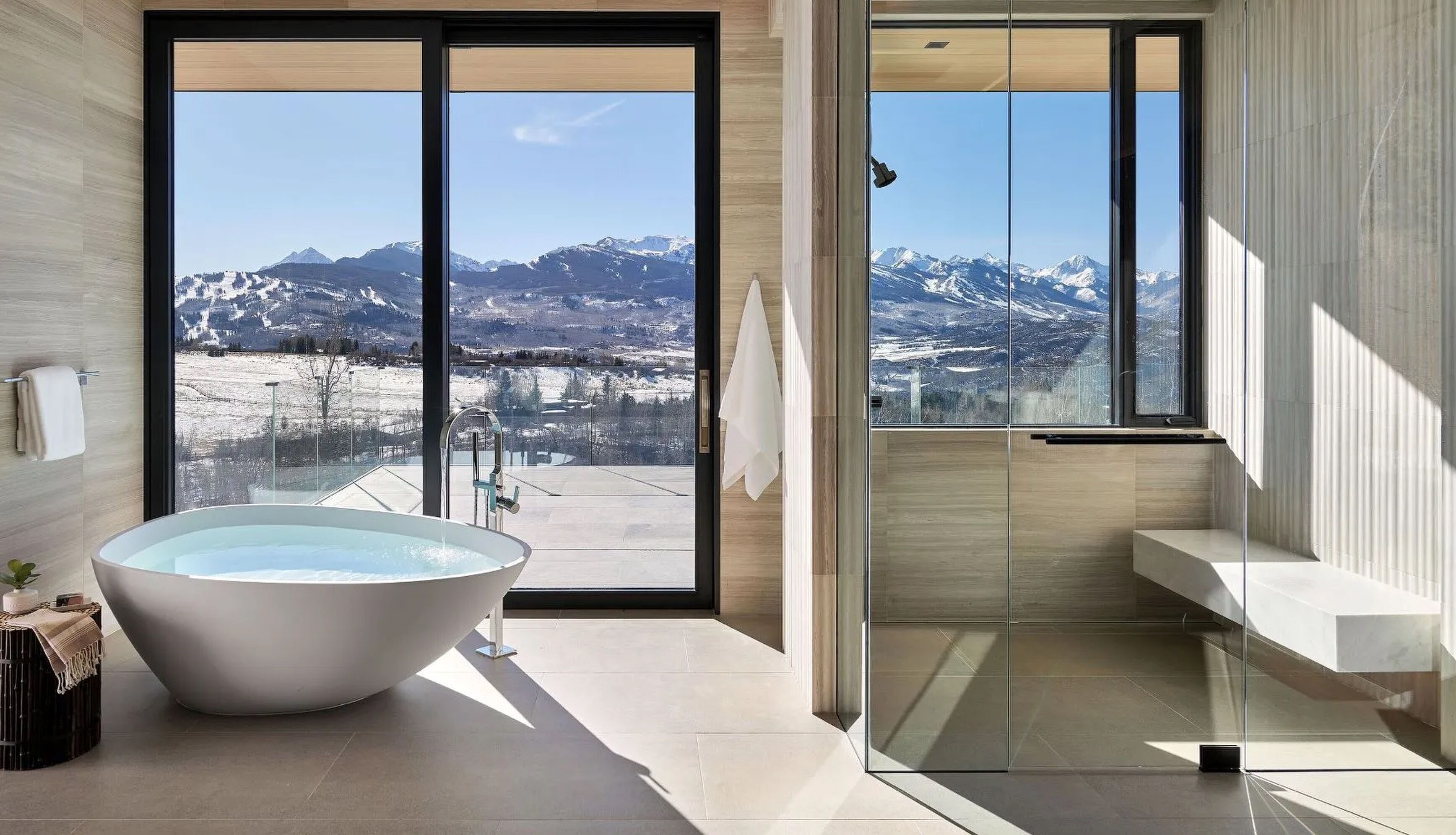 De badkamer van het landgoed in Aspen