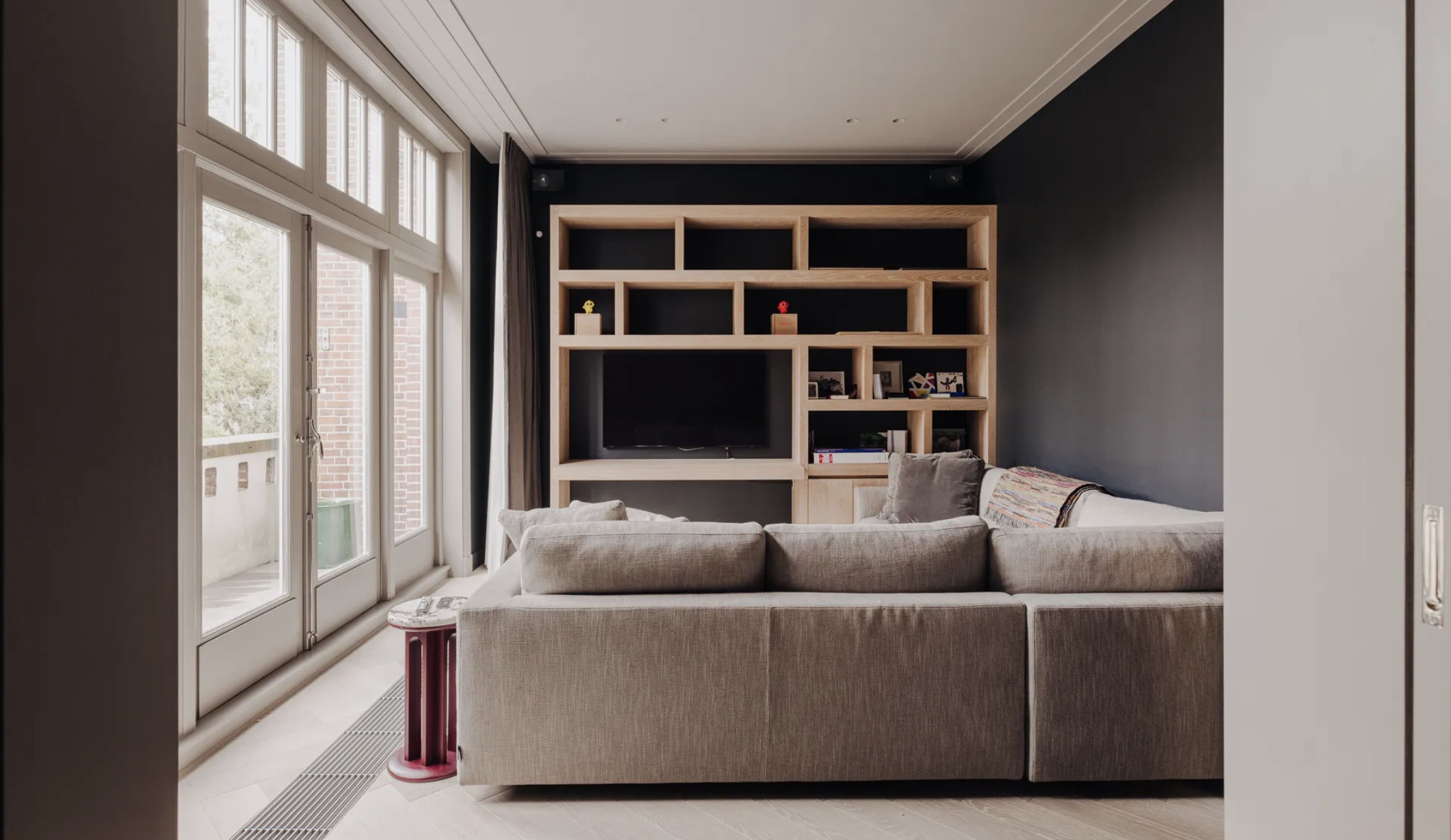 De living in het pand van de Duitse investeerder in Amsterdam-Zuid