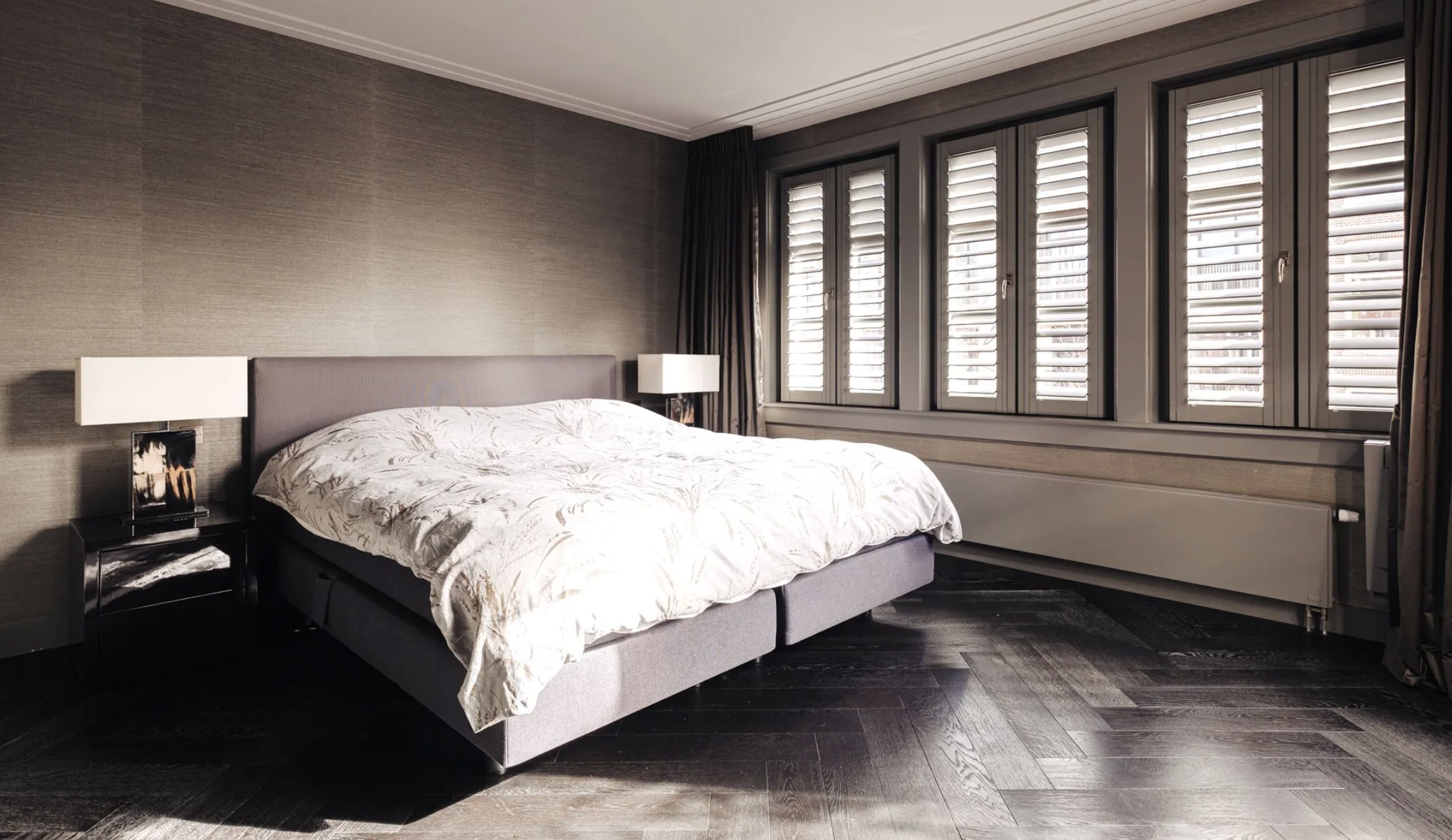 Eén van de slaapkamers in het pand van de Duitse investeerder in Amsterdam-Zuid